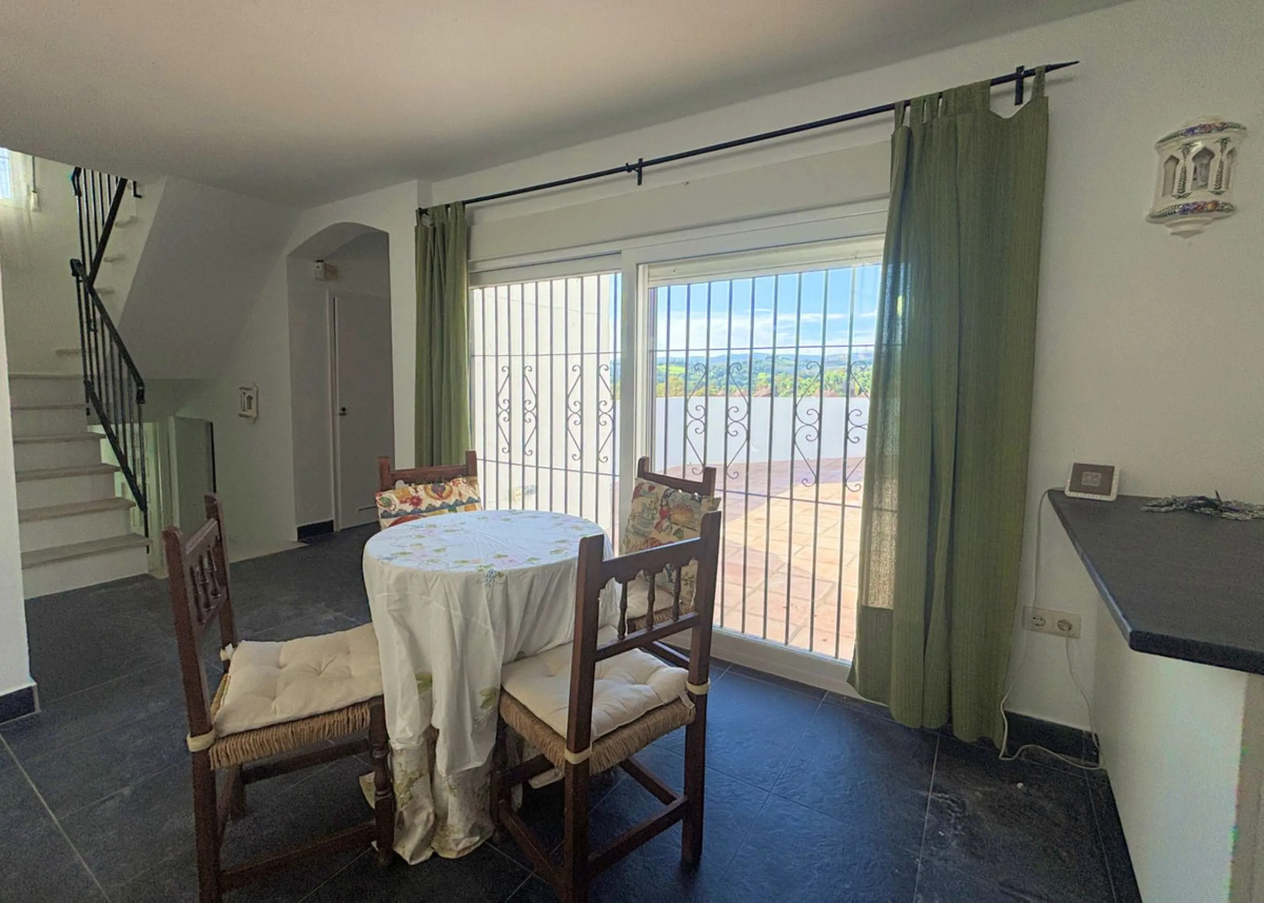 CHARMING SEMI-DETACHED HOUSE WITH SPACIOUS TERRACES AND VIEWS OF THE BAY OF CASARES. Privileged location in Casares Costa, just a 7-minute walk from the beach, in a peaceful and well-connected area, perfect for those seeking tranquility and proximity to t