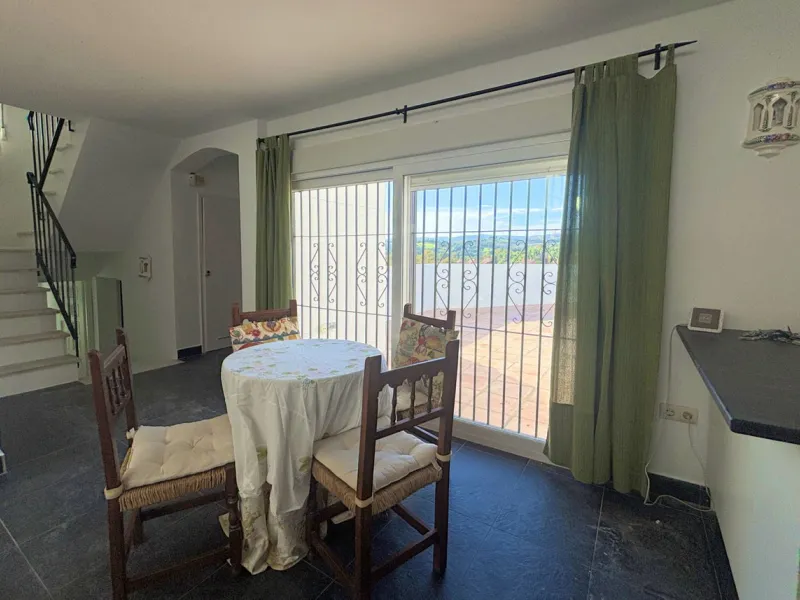 CHARMING SEMI-DETACHED HOUSE WITH SPACIOUS TERRACES AND VIEWS OF THE BAY OF CASARES. Privileged location in Casares Costa, just a 7-minute walk from the beach, in a peaceful and well-connected area, perfect for those seeking tranquility and proximity to t