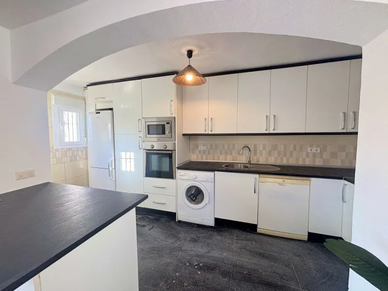 CHARMING SEMI-DETACHED HOUSE WITH SPACIOUS TERRACES AND VIEWS OF THE BAY OF CASARES. Privileged location in Casares Costa, just a 7-minute walk from the beach, in a peaceful and well-connected area, perfect for those seeking tranquility and proximity to t