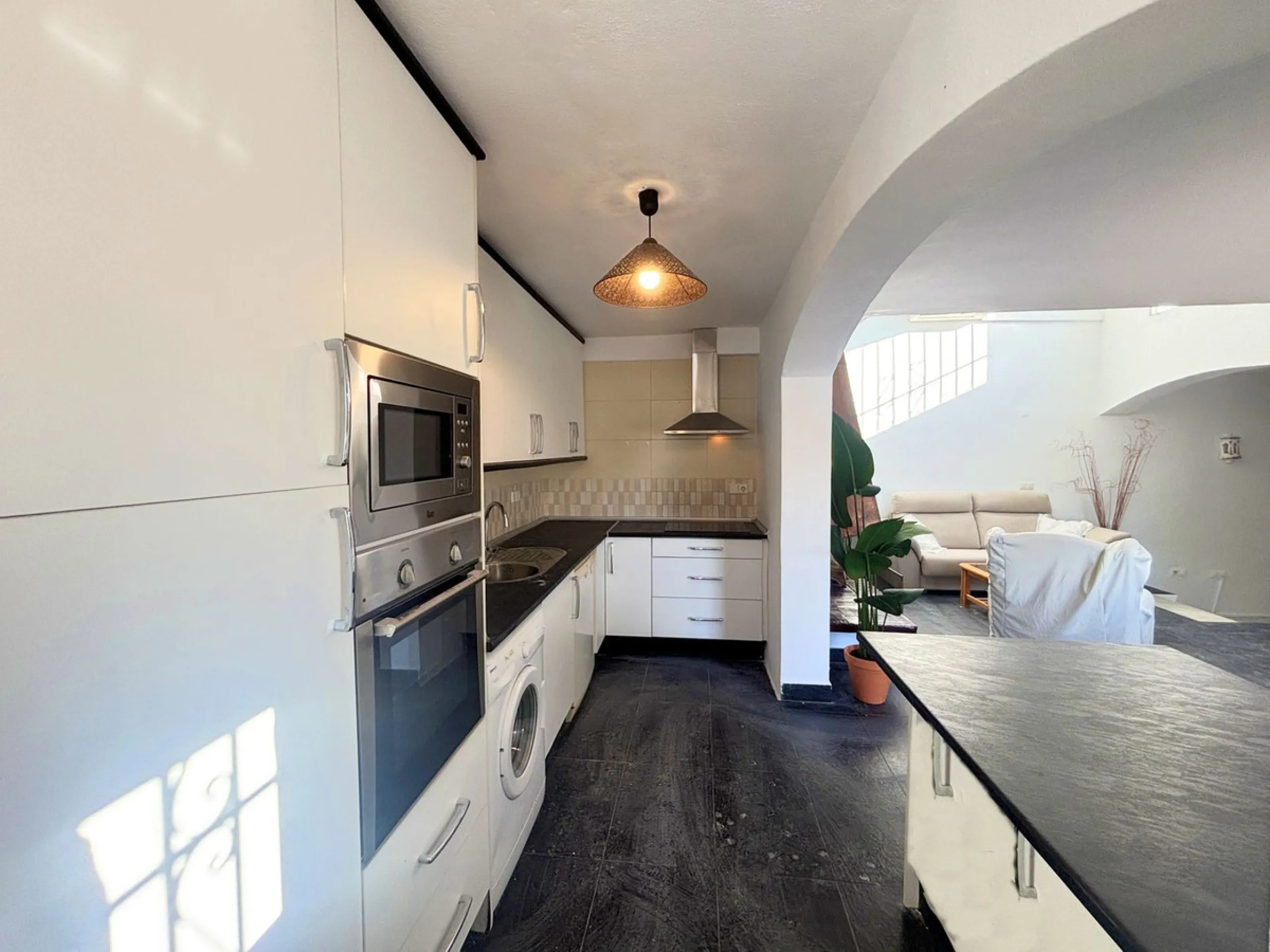 CHARMING SEMI-DETACHED HOUSE WITH SPACIOUS TERRACES AND VIEWS OF THE BAY OF CASARES. Privileged location in Casares Costa, just a 7-minute walk from the beach, in a peaceful and well-connected area, perfect for those seeking tranquility and proximity to t