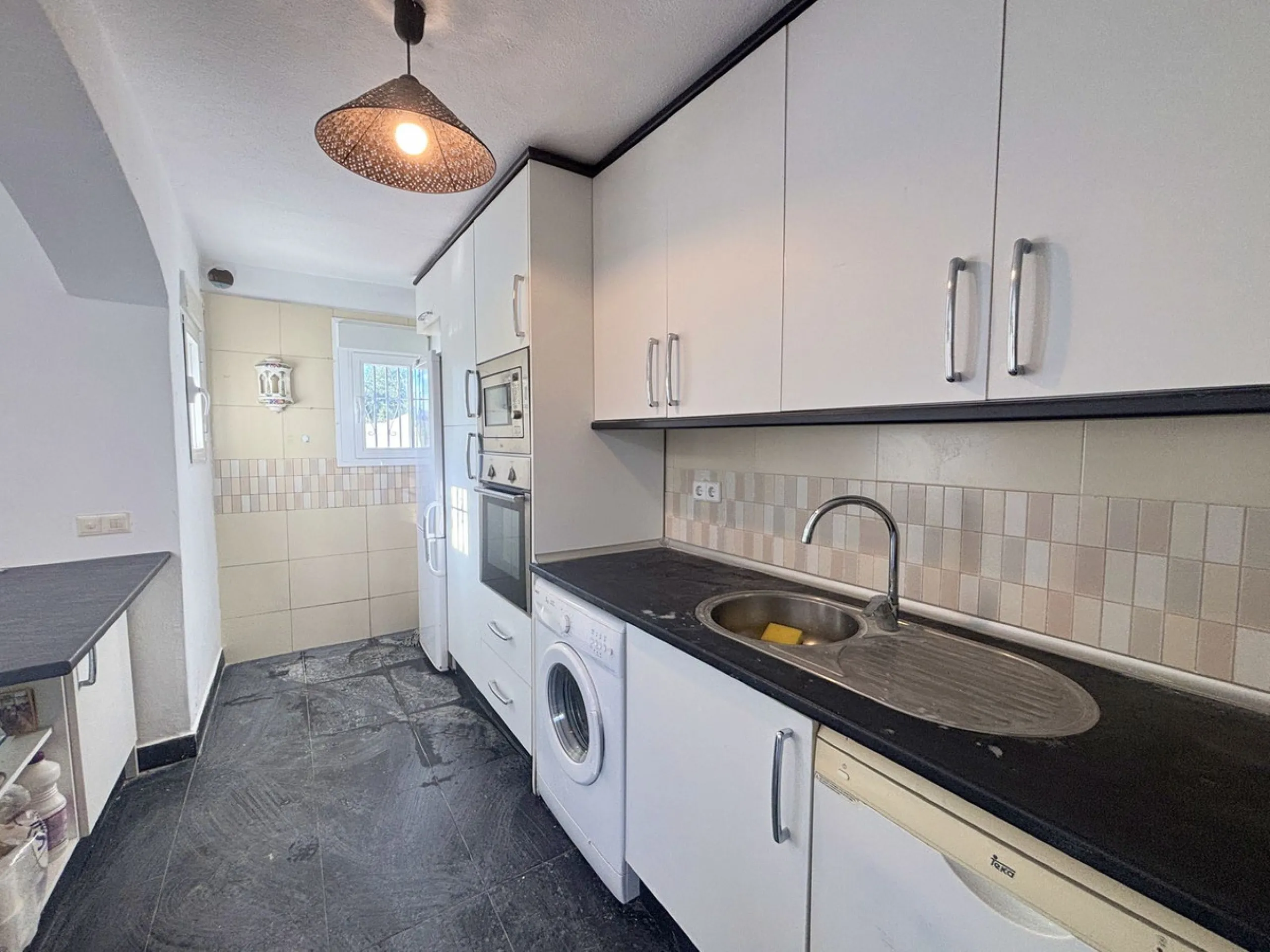 CHARMING SEMI-DETACHED HOUSE WITH SPACIOUS TERRACES AND VIEWS OF THE BAY OF CASARES. Privileged location in Casares Costa, just a 7-minute walk from the beach, in a peaceful and well-connected area, perfect for those seeking tranquility and proximity to t
