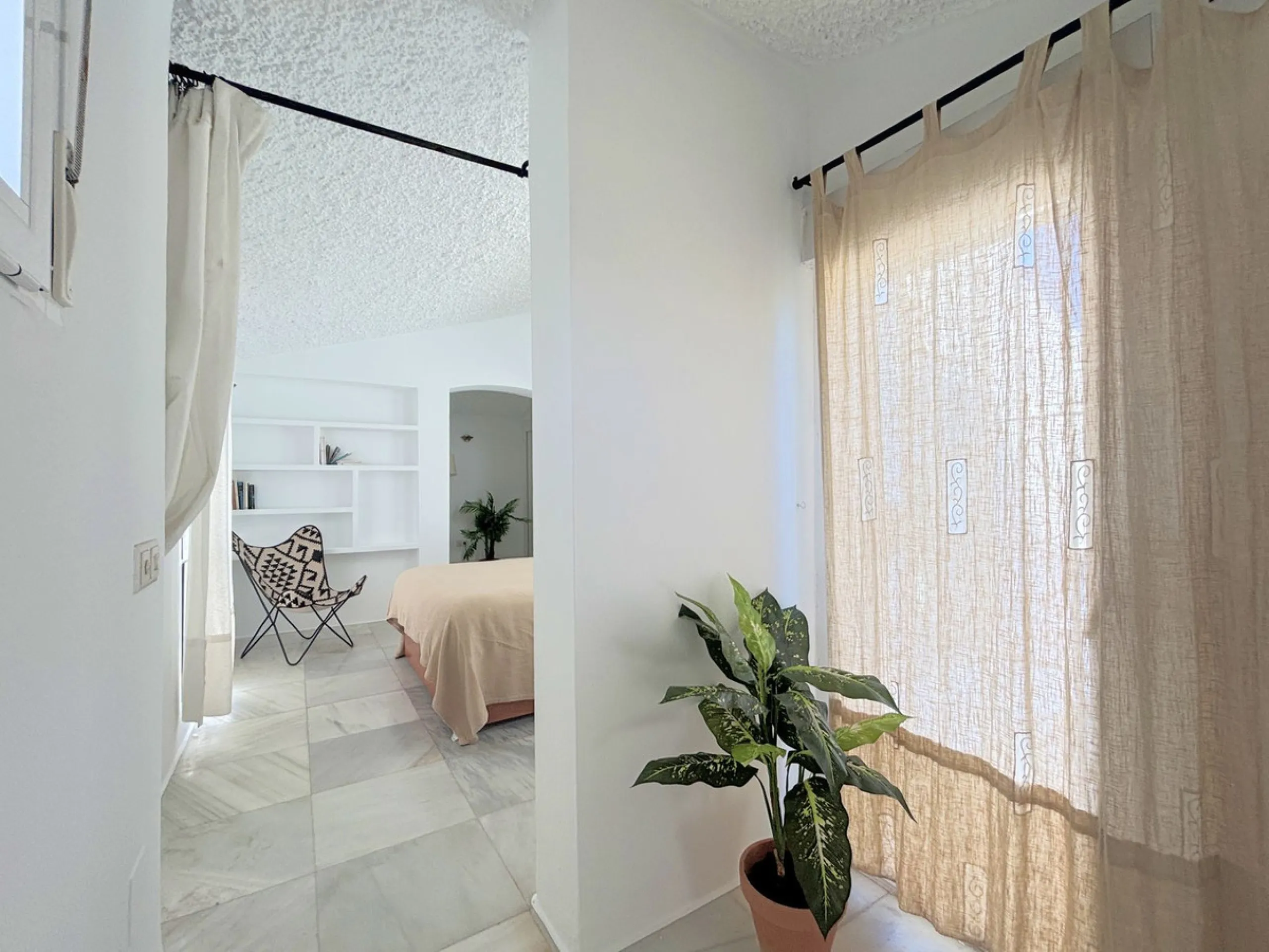 CHARMING SEMI-DETACHED HOUSE WITH SPACIOUS TERRACES AND VIEWS OF THE BAY OF CASARES. Privileged location in Casares Costa, just a 7-minute walk from the beach, in a peaceful and well-connected area, perfect for those seeking tranquility and proximity to t