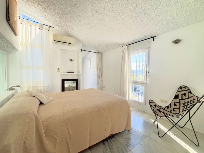 CHARMING SEMI-DETACHED HOUSE WITH SPACIOUS TERRACES AND VIEWS OF THE BAY OF CASARES. Privileged location in Casares Costa, just a 7-minute walk from the beach, in a peaceful and well-connected area, perfect for those seeking tranquility and proximity to t