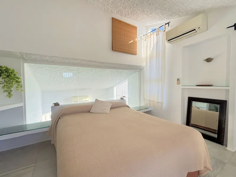 CHARMING SEMI-DETACHED HOUSE WITH SPACIOUS TERRACES AND VIEWS OF THE BAY OF CASARES. Privileged location in Casares Costa, just a 7-minute walk from the beach, in a peaceful and well-connected area, perfect for those seeking tranquility and proximity to t