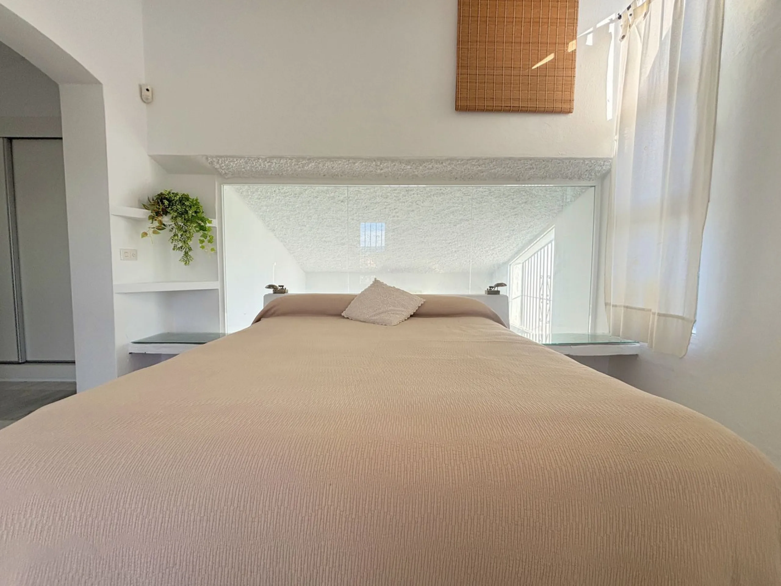 CHARMING SEMI-DETACHED HOUSE WITH SPACIOUS TERRACES AND VIEWS OF THE BAY OF CASARES. Privileged location in Casares Costa, just a 7-minute walk from the beach, in a peaceful and well-connected area, perfect for those seeking tranquility and proximity to t
