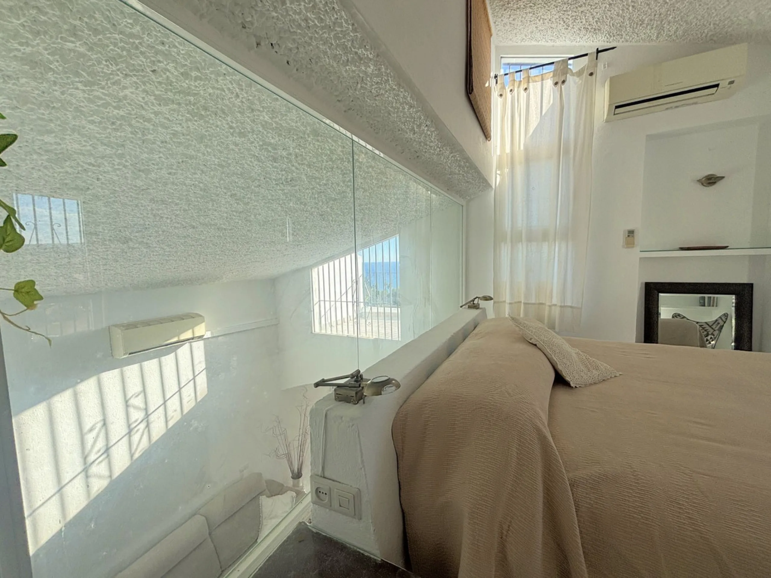 CHARMING SEMI-DETACHED HOUSE WITH SPACIOUS TERRACES AND VIEWS OF THE BAY OF CASARES. Privileged location in Casares Costa, just a 7-minute walk from the beach, in a peaceful and well-connected area, perfect for those seeking tranquility and proximity to t
