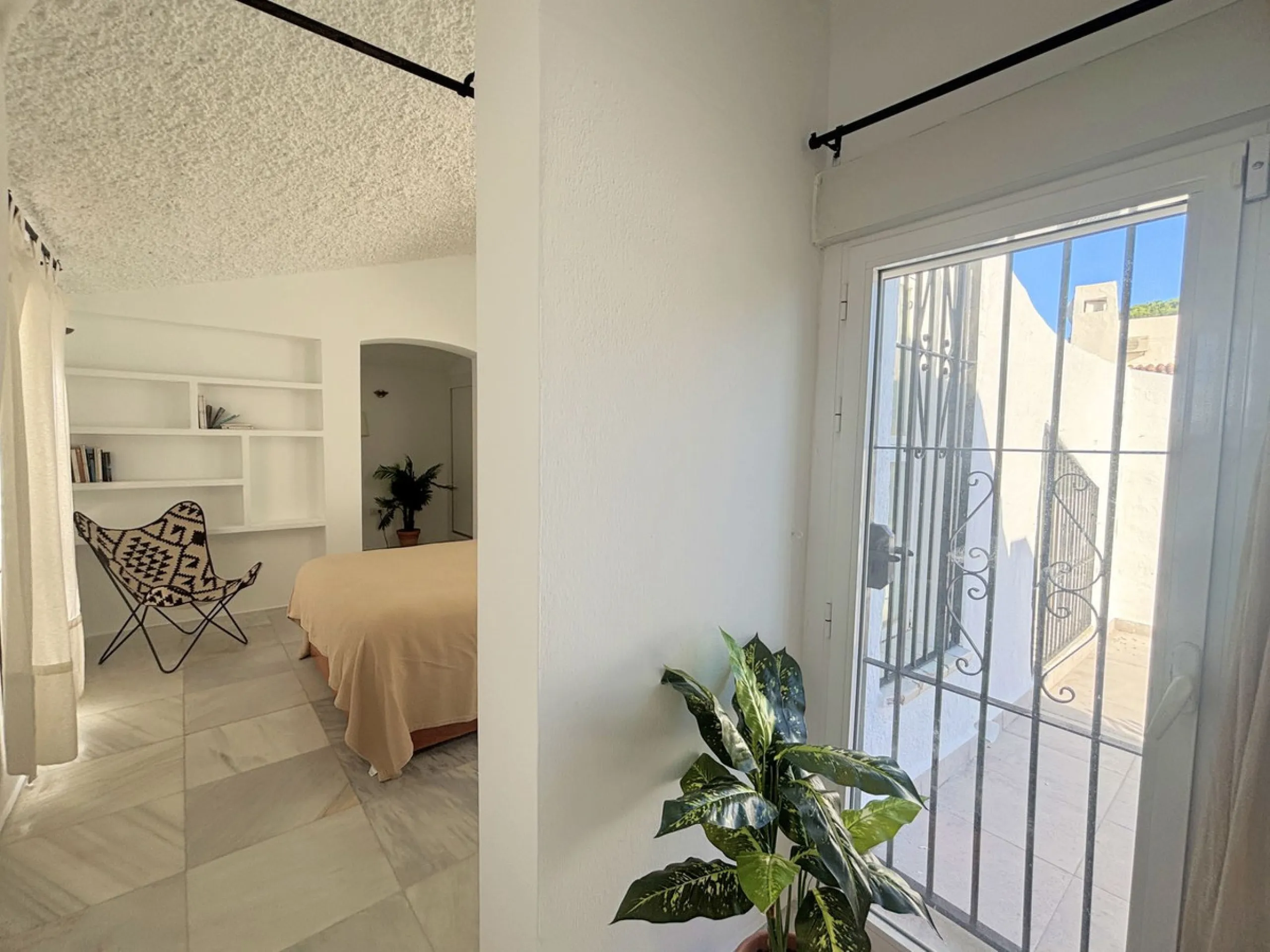 CHARMING SEMI-DETACHED HOUSE WITH SPACIOUS TERRACES AND VIEWS OF THE BAY OF CASARES. Privileged location in Casares Costa, just a 7-minute walk from the beach, in a peaceful and well-connected area, perfect for those seeking tranquility and proximity to t