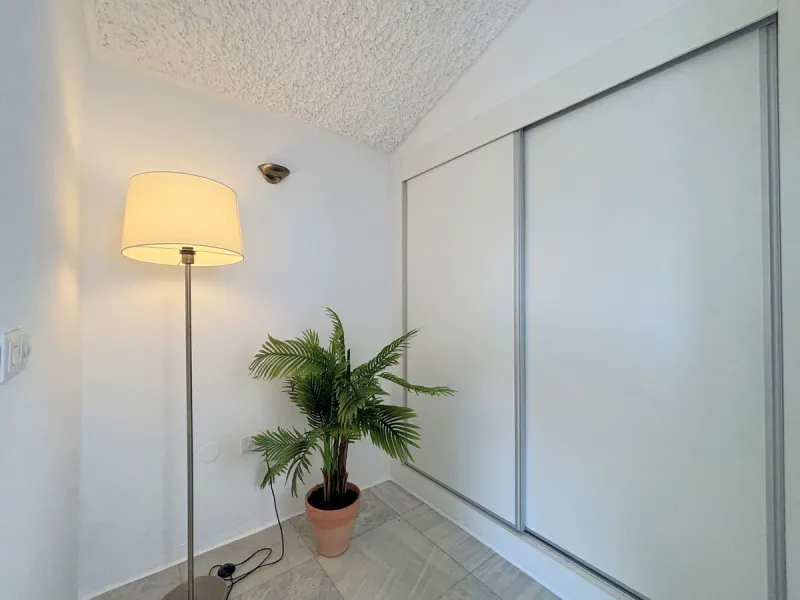 CHARMING SEMI-DETACHED HOUSE WITH SPACIOUS TERRACES AND VIEWS OF THE BAY OF CASARES. Privileged location in Casares Costa, just a 7-minute walk from the beach, in a peaceful and well-connected area, perfect for those seeking tranquility and proximity to t