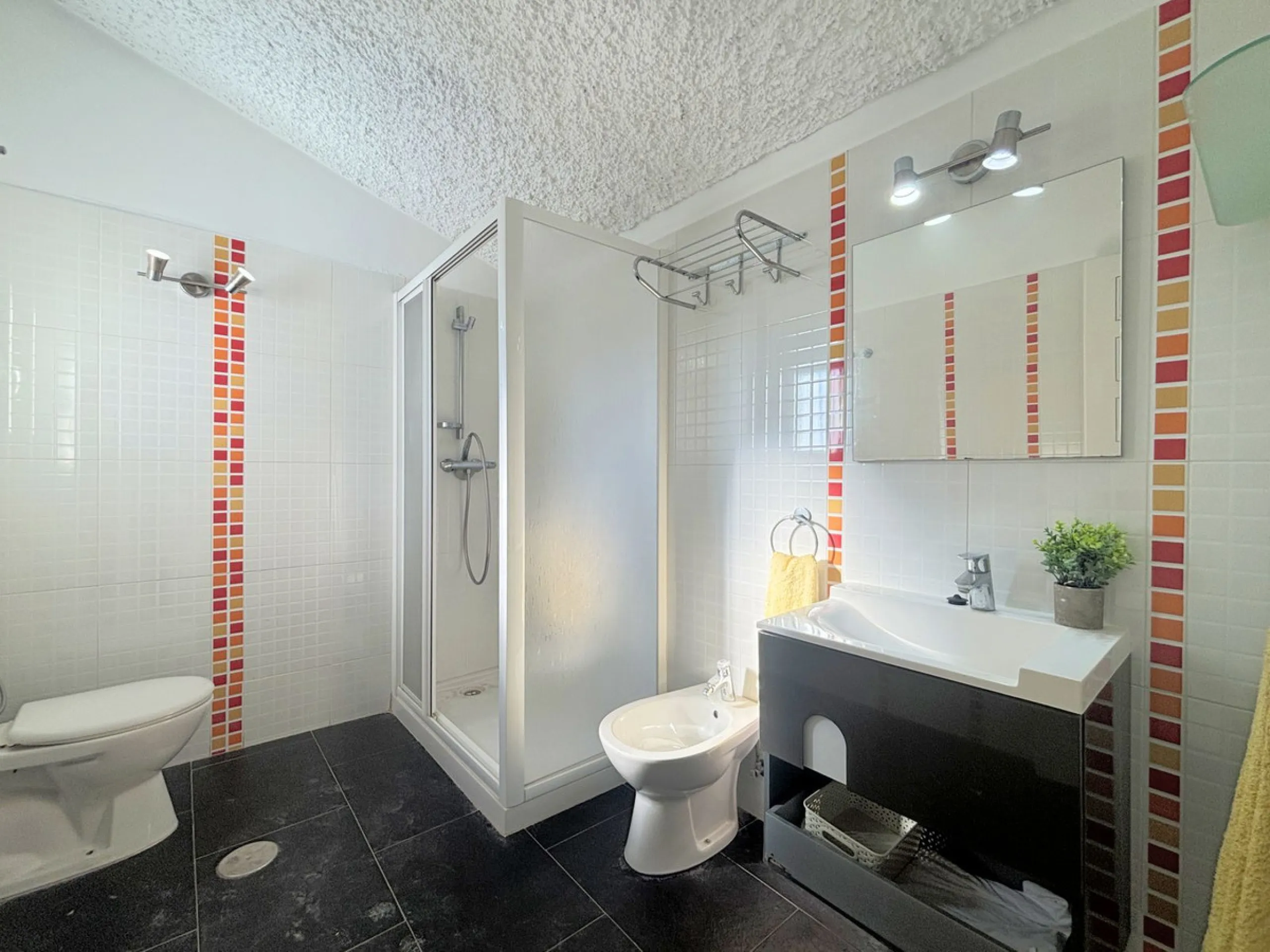 CHARMING SEMI-DETACHED HOUSE WITH SPACIOUS TERRACES AND VIEWS OF THE BAY OF CASARES. Privileged location in Casares Costa, just a 7-minute walk from the beach, in a peaceful and well-connected area, perfect for those seeking tranquility and proximity to t