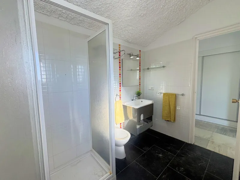 CHARMING SEMI-DETACHED HOUSE WITH SPACIOUS TERRACES AND VIEWS OF THE BAY OF CASARES. Privileged location in Casares Costa, just a 7-minute walk from the beach, in a peaceful and well-connected area, perfect for those seeking tranquility and proximity to t
