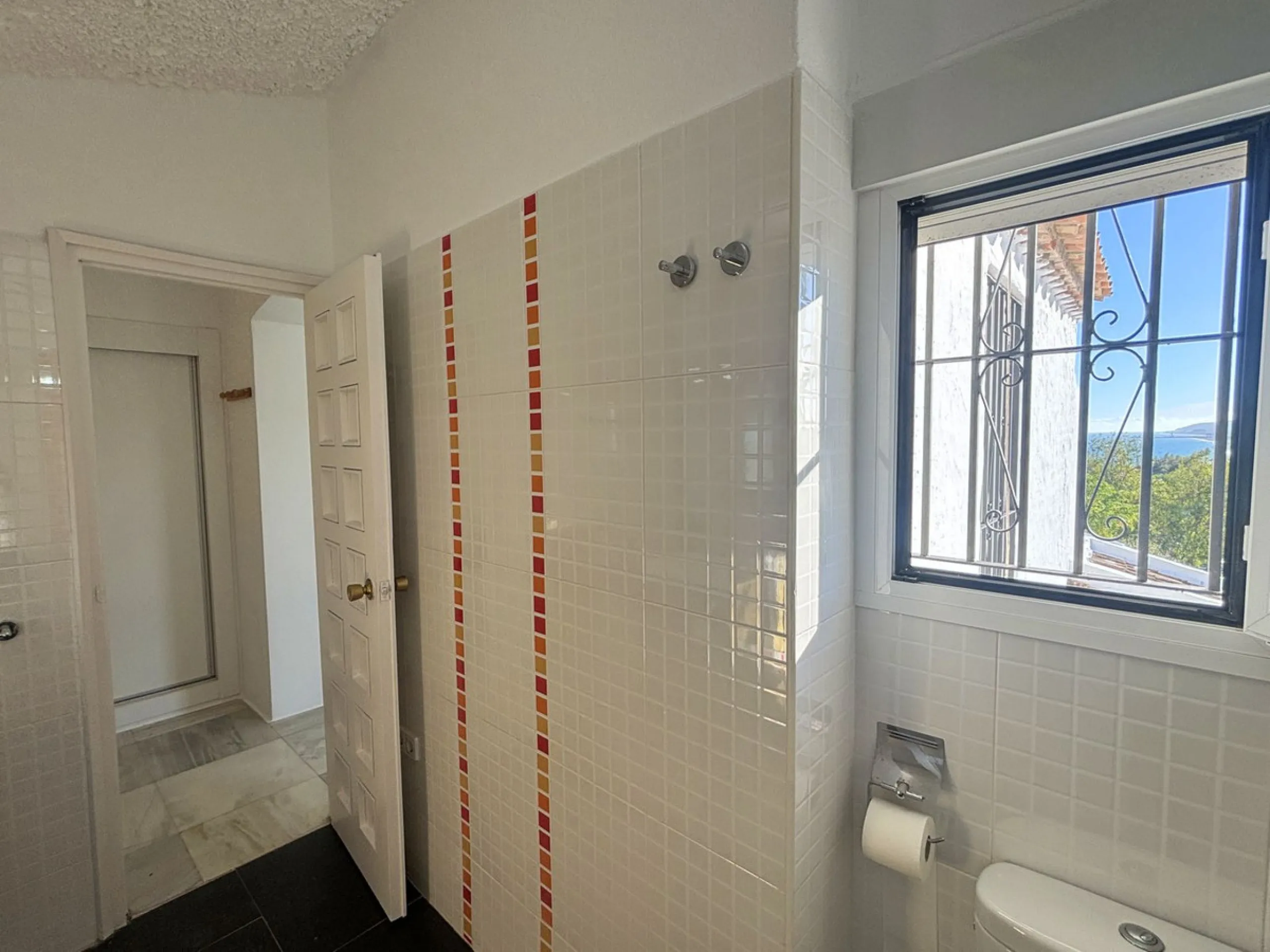 CHARMING SEMI-DETACHED HOUSE WITH SPACIOUS TERRACES AND VIEWS OF THE BAY OF CASARES. Privileged location in Casares Costa, just a 7-minute walk from the beach, in a peaceful and well-connected area, perfect for those seeking tranquility and proximity to t