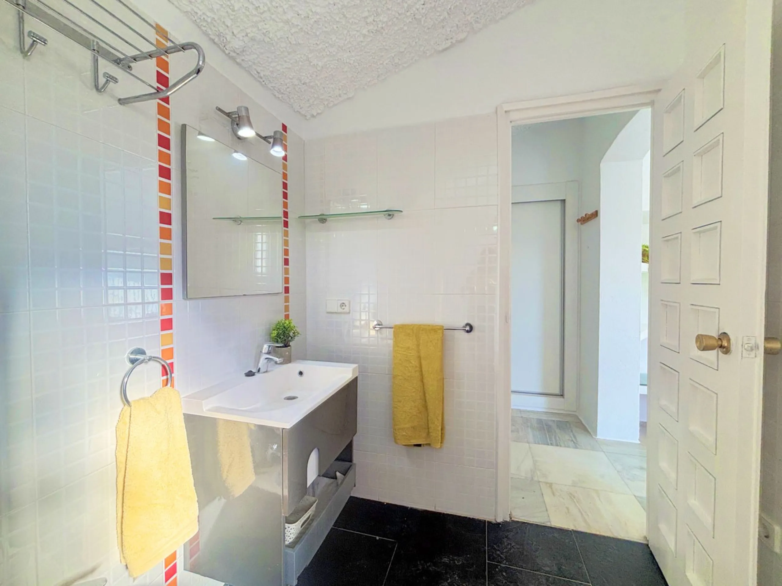 CHARMING SEMI-DETACHED HOUSE WITH SPACIOUS TERRACES AND VIEWS OF THE BAY OF CASARES. Privileged location in Casares Costa, just a 7-minute walk from the beach, in a peaceful and well-connected area, perfect for those seeking tranquility and proximity to t