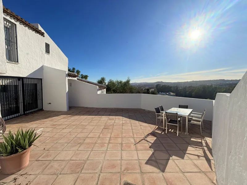 CHARMING SEMI-DETACHED HOUSE WITH SPACIOUS TERRACES AND VIEWS OF THE BAY OF CASARES. Privileged location in Casares Costa, just a 7-minute walk from the beach, in a peaceful and well-connected area, perfect for those seeking tranquility and proximity to t