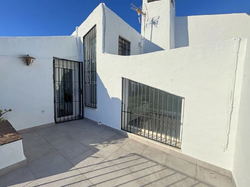 CHARMING SEMI-DETACHED HOUSE WITH SPACIOUS TERRACES AND VIEWS OF THE BAY OF CASARES. Privileged location in Casares Costa, just a 7-minute walk from the beach, in a peaceful and well-connected area, perfect for those seeking tranquility and proximity to t
