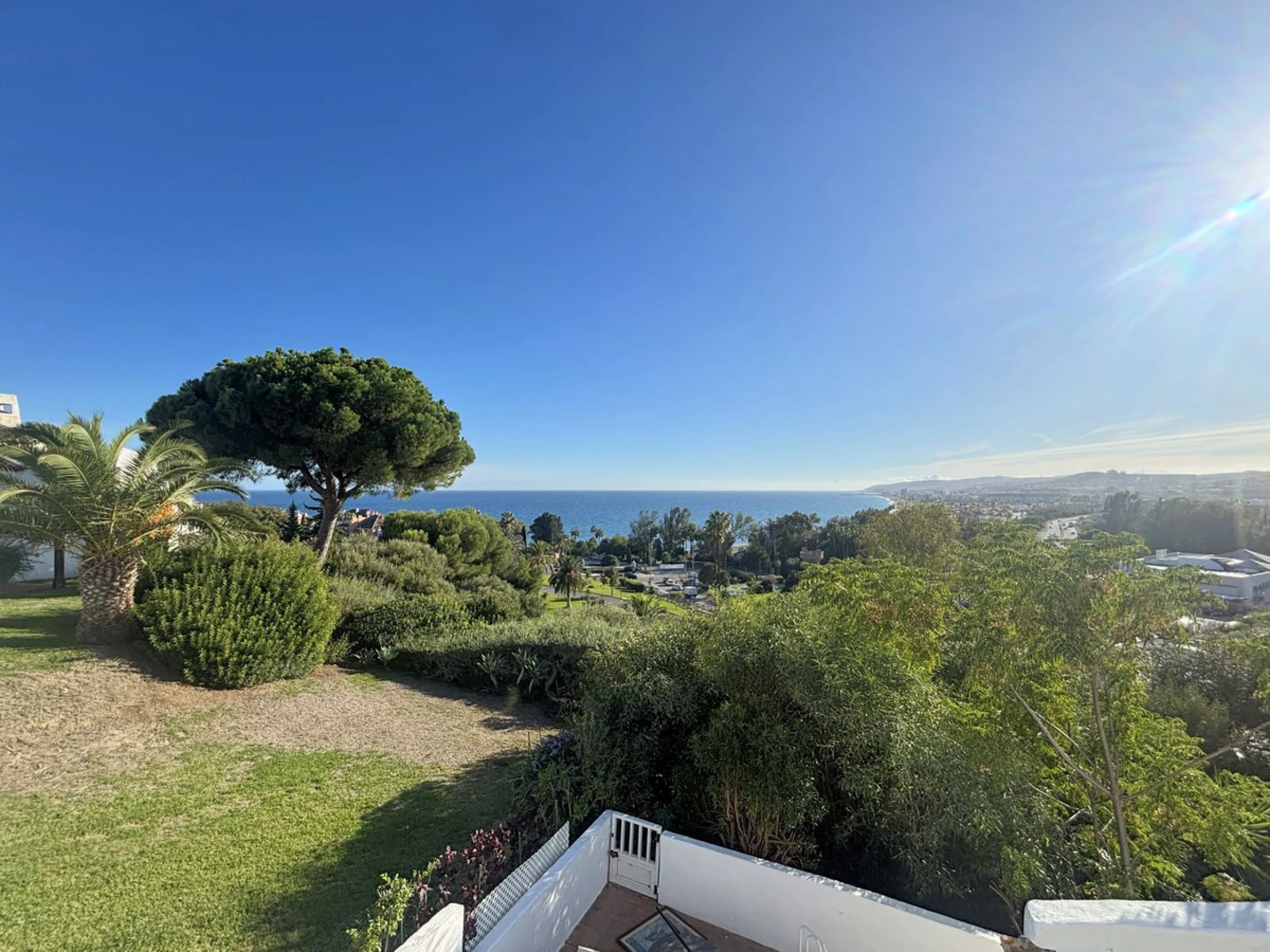 CHARMING SEMI-DETACHED HOUSE WITH SPACIOUS TERRACES AND VIEWS OF THE BAY OF CASARES. Privileged location in Casares Costa, just a 7-minute walk from the beach, in a peaceful and well-connected area, perfect for those seeking tranquility and proximity to t