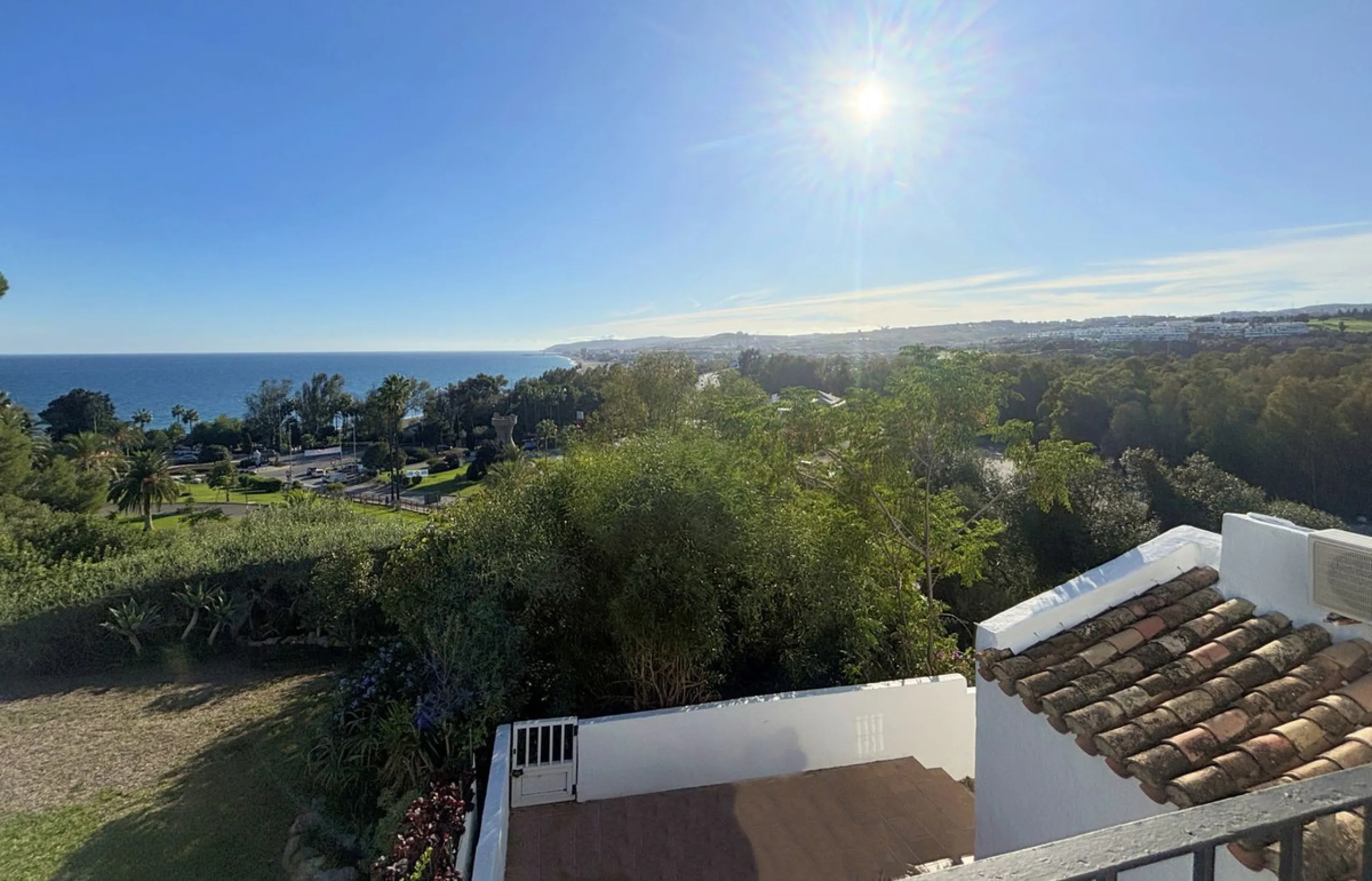 CHARMING SEMI-DETACHED HOUSE WITH SPACIOUS TERRACES AND VIEWS OF THE BAY OF CASARES. Privileged location in Casares Costa, just a 7-minute walk from the beach, in a peaceful and well-connected area, perfect for those seeking tranquility and proximity to t