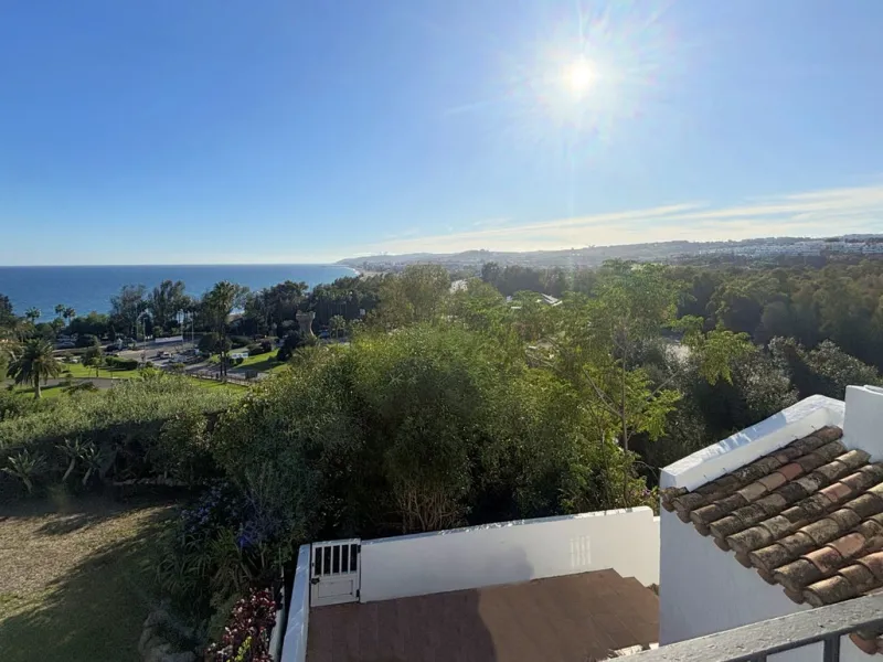 CHARMING SEMI-DETACHED HOUSE WITH SPACIOUS TERRACES AND VIEWS OF THE BAY OF CASARES. Privileged location in Casares Costa, just a 7-minute walk from the beach, in a peaceful and well-connected area, perfect for those seeking tranquility and proximity to t