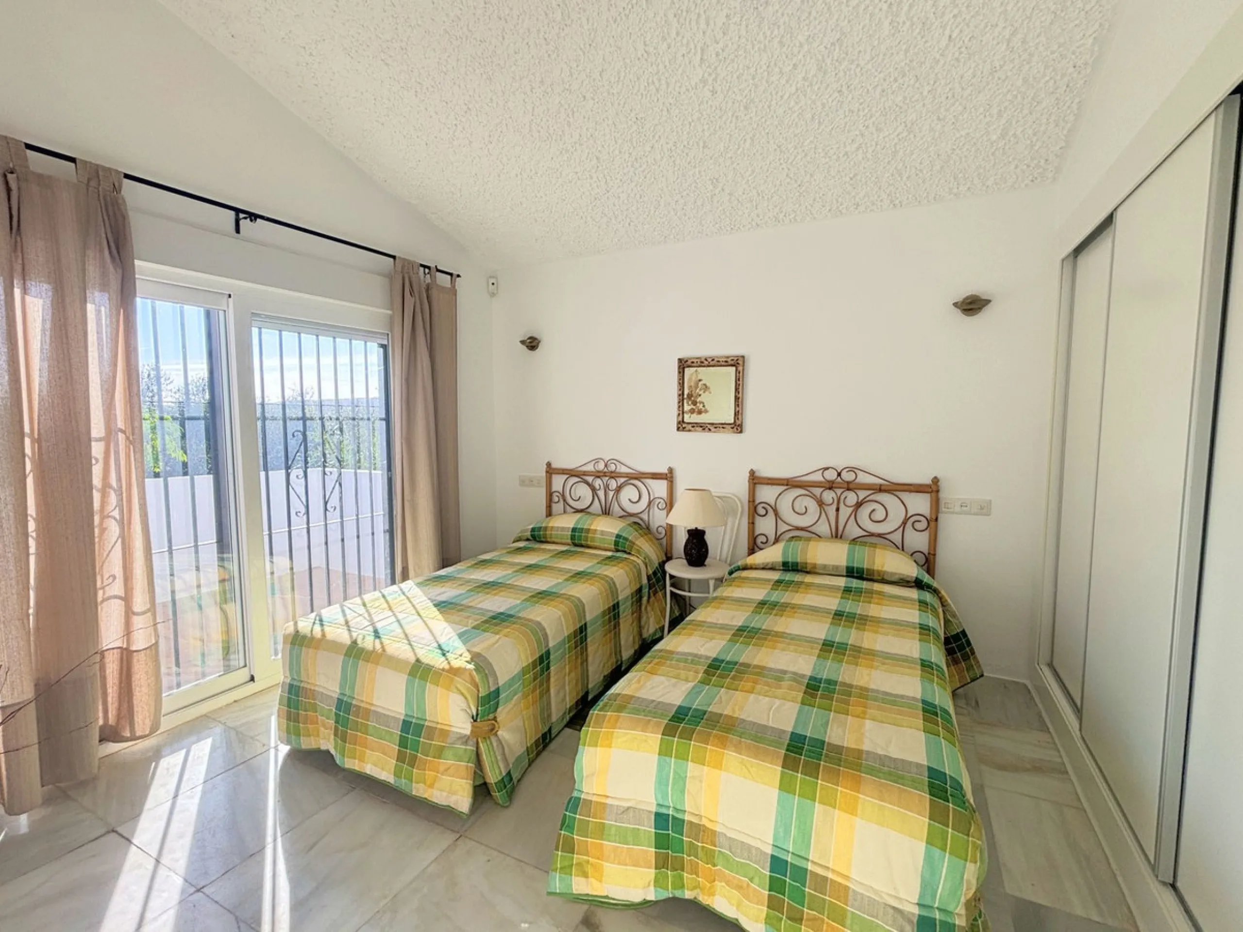 CHARMING SEMI-DETACHED HOUSE WITH SPACIOUS TERRACES AND VIEWS OF THE BAY OF CASARES. Privileged location in Casares Costa, just a 7-minute walk from the beach, in a peaceful and well-connected area, perfect for those seeking tranquility and proximity to t