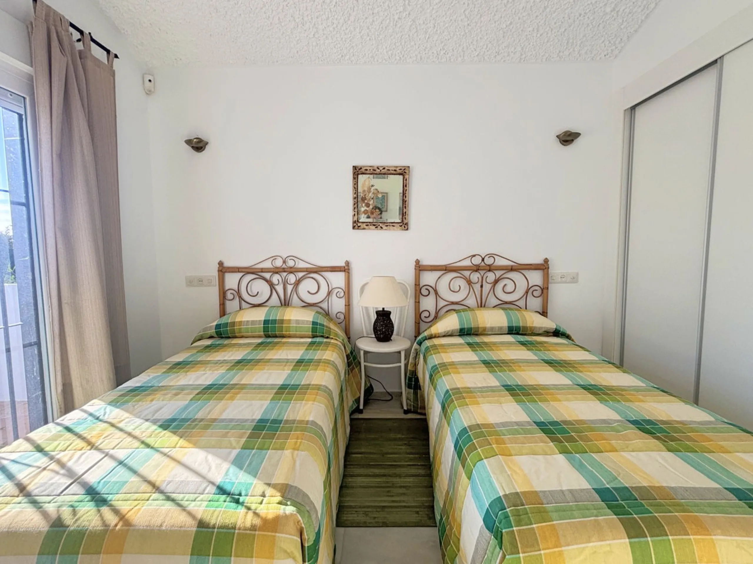 CHARMING SEMI-DETACHED HOUSE WITH SPACIOUS TERRACES AND VIEWS OF THE BAY OF CASARES. Privileged location in Casares Costa, just a 7-minute walk from the beach, in a peaceful and well-connected area, perfect for those seeking tranquility and proximity to t