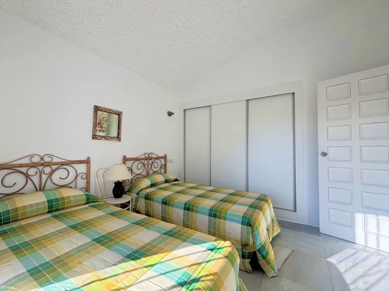 CHARMING SEMI-DETACHED HOUSE WITH SPACIOUS TERRACES AND VIEWS OF THE BAY OF CASARES. Privileged location in Casares Costa, just a 7-minute walk from the beach, in a peaceful and well-connected area, perfect for those seeking tranquility and proximity to t