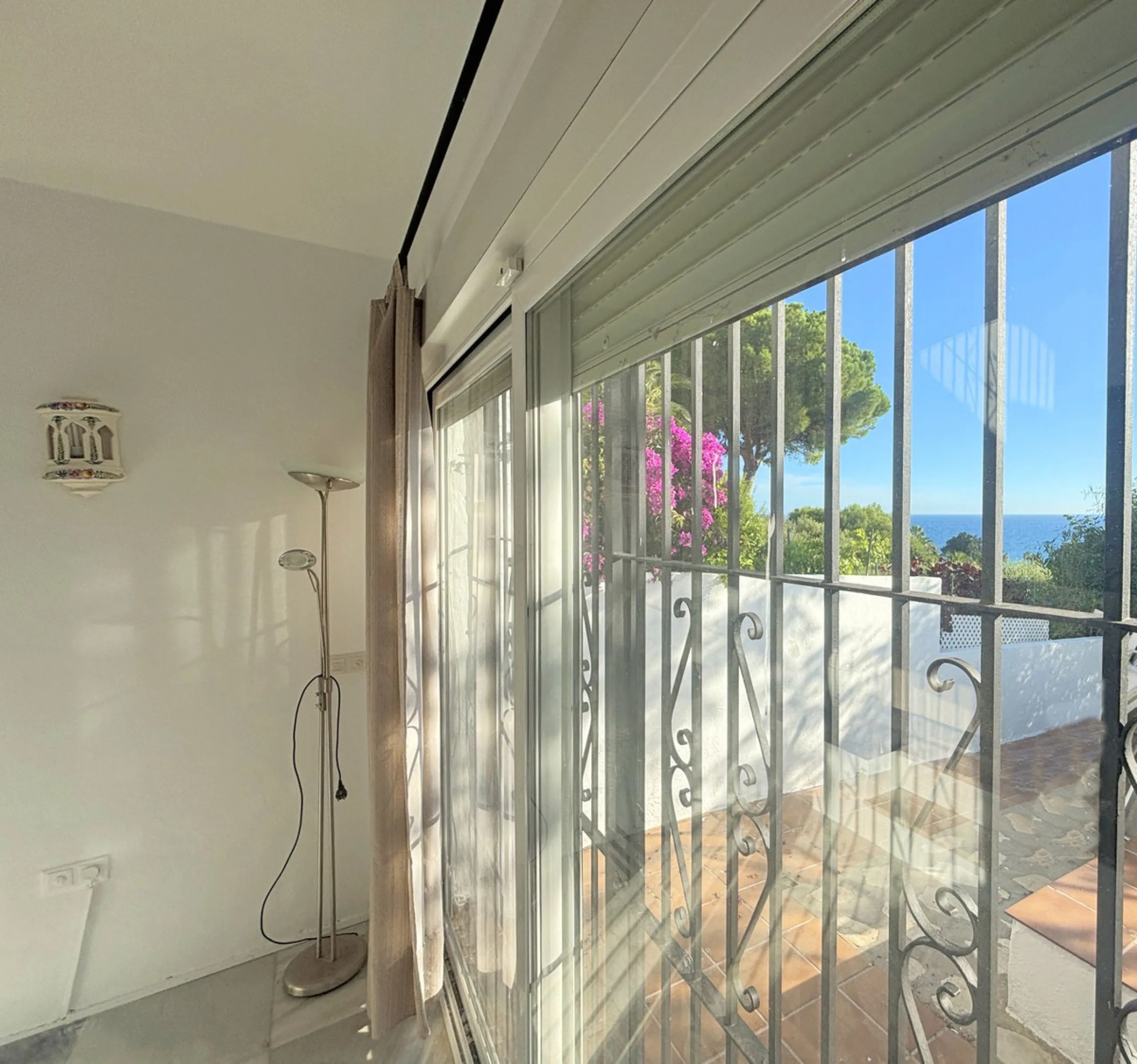 CHARMING SEMI-DETACHED HOUSE WITH SPACIOUS TERRACES AND VIEWS OF THE BAY OF CASARES. Privileged location in Casares Costa, just a 7-minute walk from the beach, in a peaceful and well-connected area, perfect for those seeking tranquility and proximity to t