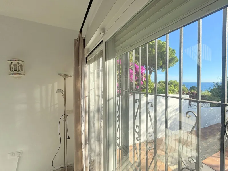 CHARMING SEMI-DETACHED HOUSE WITH SPACIOUS TERRACES AND VIEWS OF THE BAY OF CASARES. Privileged location in Casares Costa, just a 7-minute walk from the beach, in a peaceful and well-connected area, perfect for those seeking tranquility and proximity to t