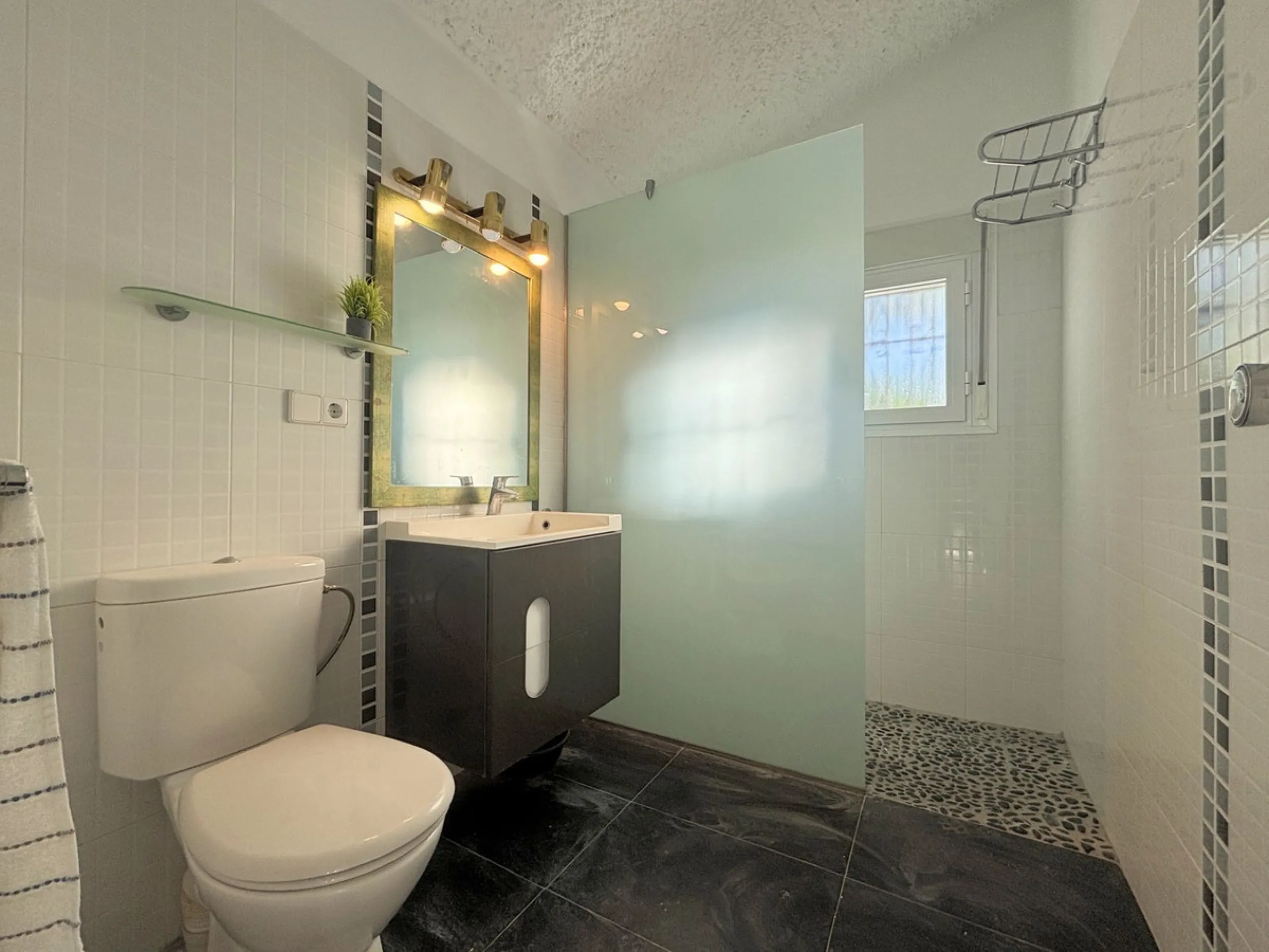 CHARMING SEMI-DETACHED HOUSE WITH SPACIOUS TERRACES AND VIEWS OF THE BAY OF CASARES. Privileged location in Casares Costa, just a 7-minute walk from the beach, in a peaceful and well-connected area, perfect for those seeking tranquility and proximity to t