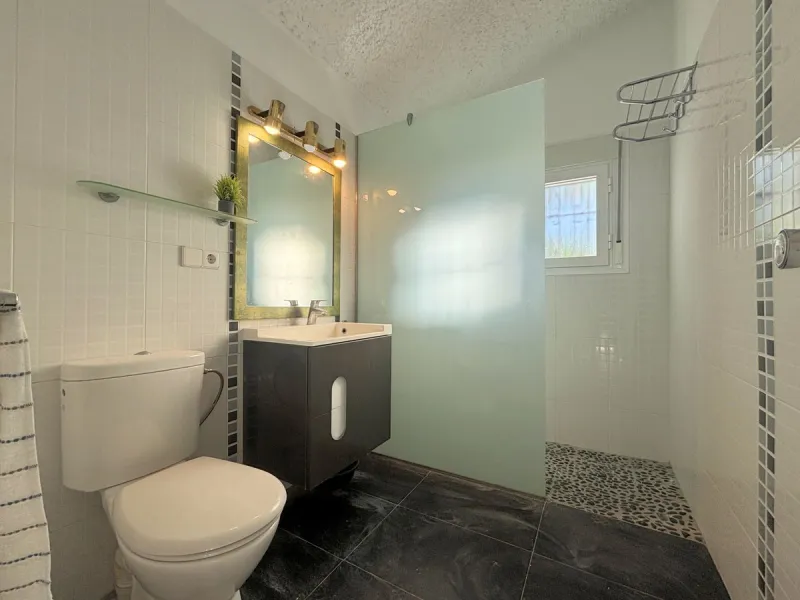 CHARMING SEMI-DETACHED HOUSE WITH SPACIOUS TERRACES AND VIEWS OF THE BAY OF CASARES. Privileged location in Casares Costa, just a 7-minute walk from the beach, in a peaceful and well-connected area, perfect for those seeking tranquility and proximity to t