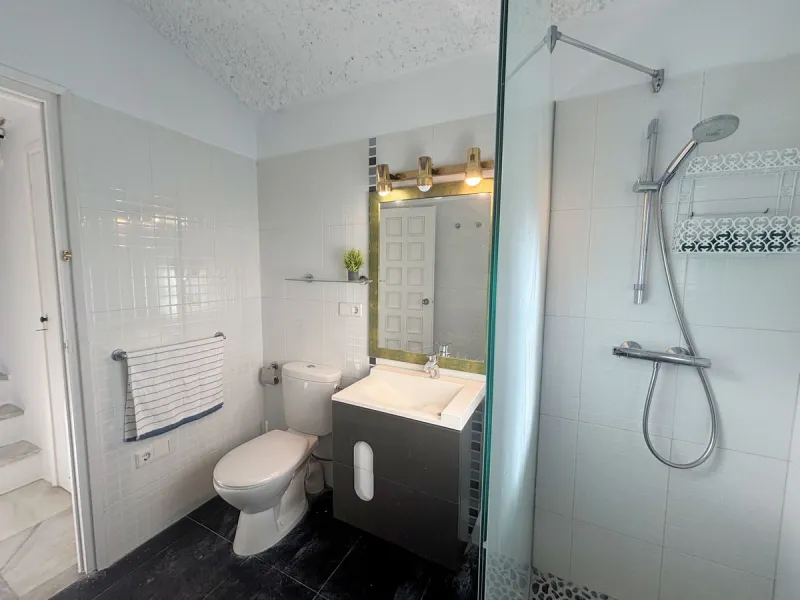 CHARMING SEMI-DETACHED HOUSE WITH SPACIOUS TERRACES AND VIEWS OF THE BAY OF CASARES. Privileged location in Casares Costa, just a 7-minute walk from the beach, in a peaceful and well-connected area, perfect for those seeking tranquility and proximity to t
