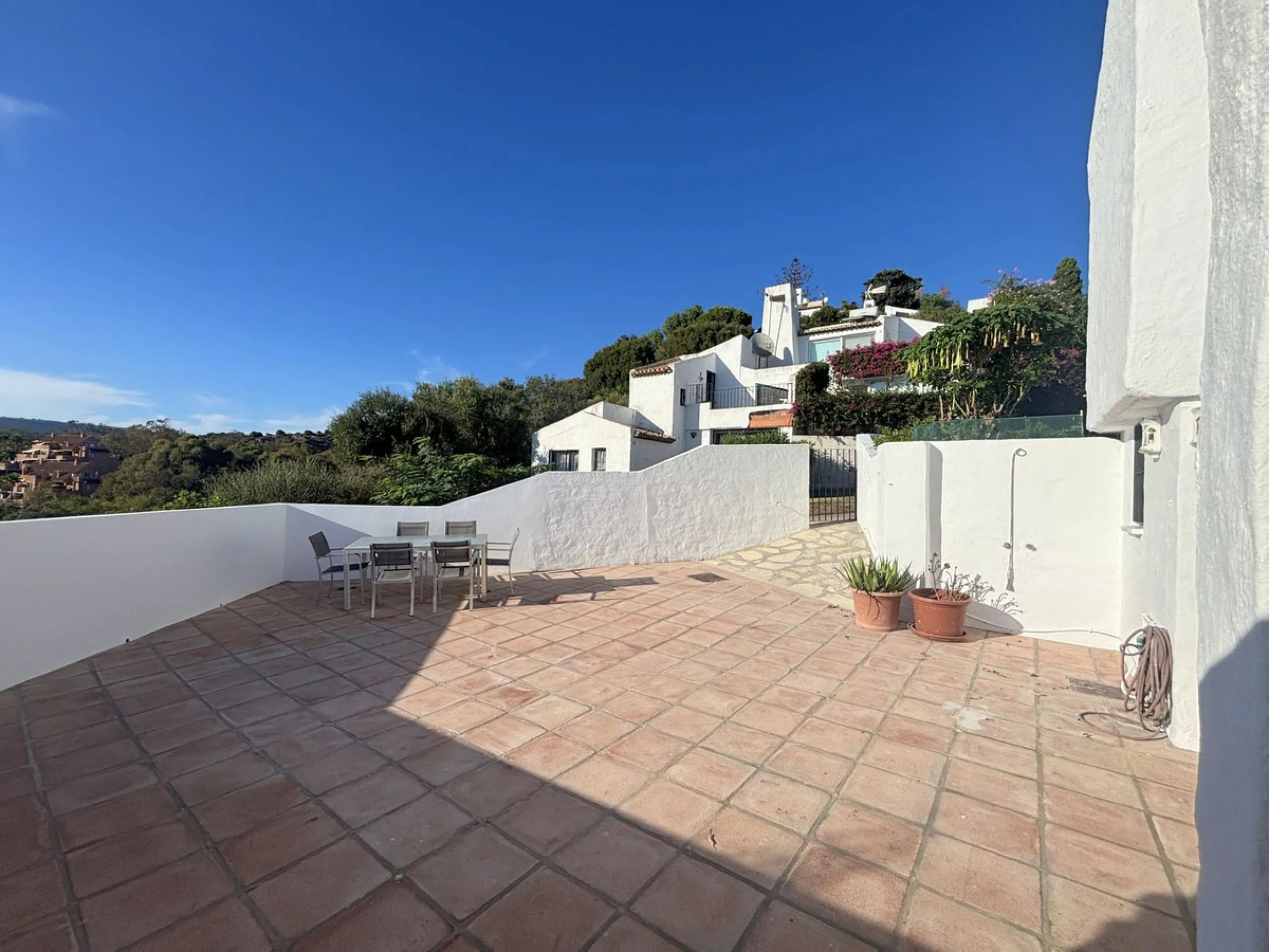 CHARMING SEMI-DETACHED HOUSE WITH SPACIOUS TERRACES AND VIEWS OF THE BAY OF CASARES. Privileged location in Casares Costa, just a 7-minute walk from the beach, in a peaceful and well-connected area, perfect for those seeking tranquility and proximity to t