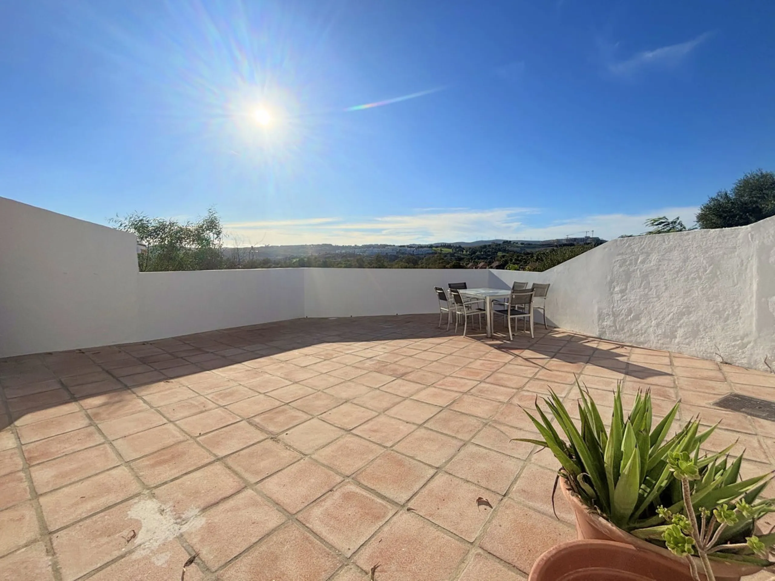 CHARMING SEMI-DETACHED HOUSE WITH SPACIOUS TERRACES AND VIEWS OF THE BAY OF CASARES. Privileged location in Casares Costa, just a 7-minute walk from the beach, in a peaceful and well-connected area, perfect for those seeking tranquility and proximity to t