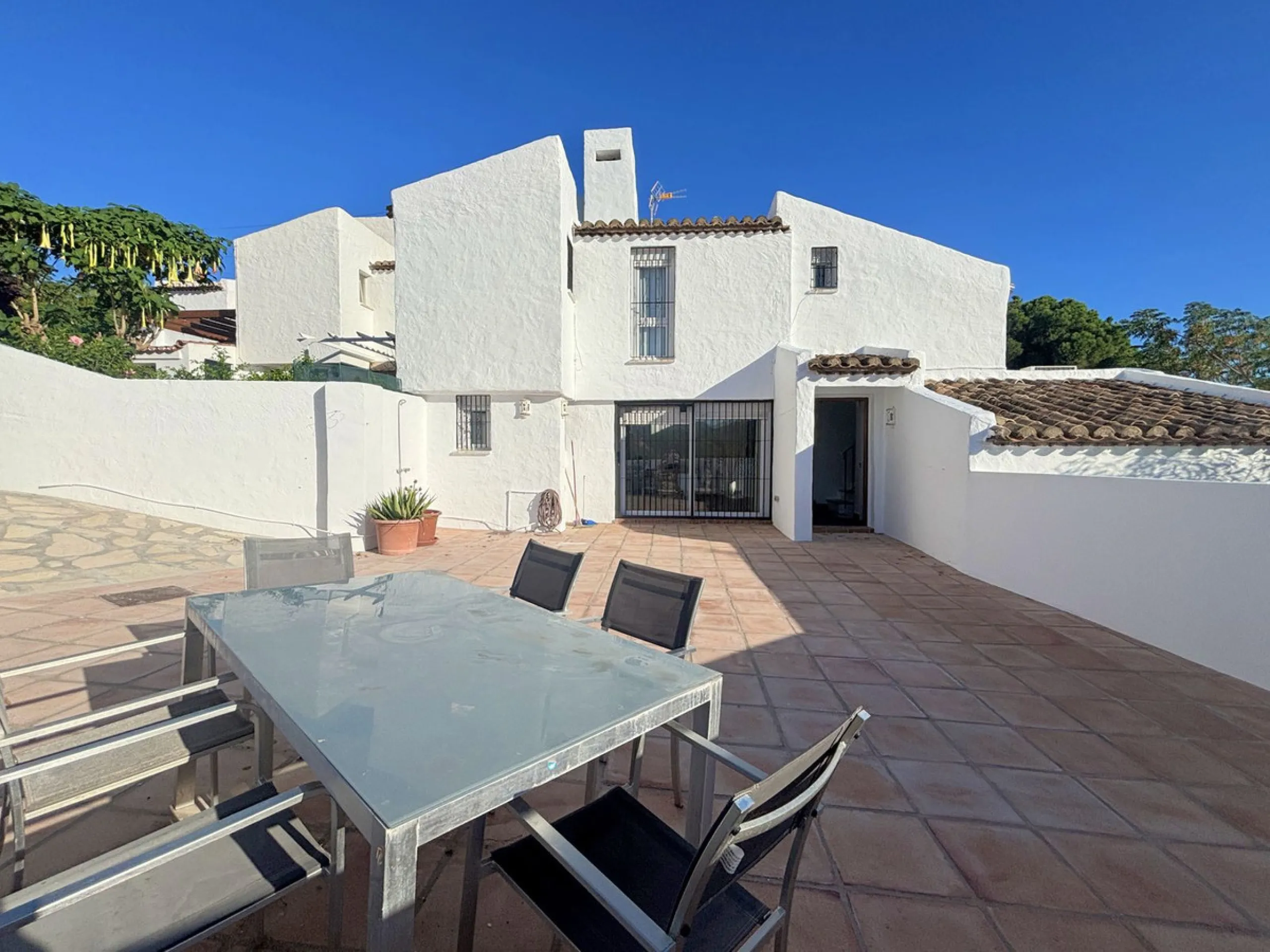 CHARMING SEMI-DETACHED HOUSE WITH SPACIOUS TERRACES AND VIEWS OF THE BAY OF CASARES. Privileged location in Casares Costa, just a 7-minute walk from the beach, in a peaceful and well-connected area, perfect for those seeking tranquility and proximity to t