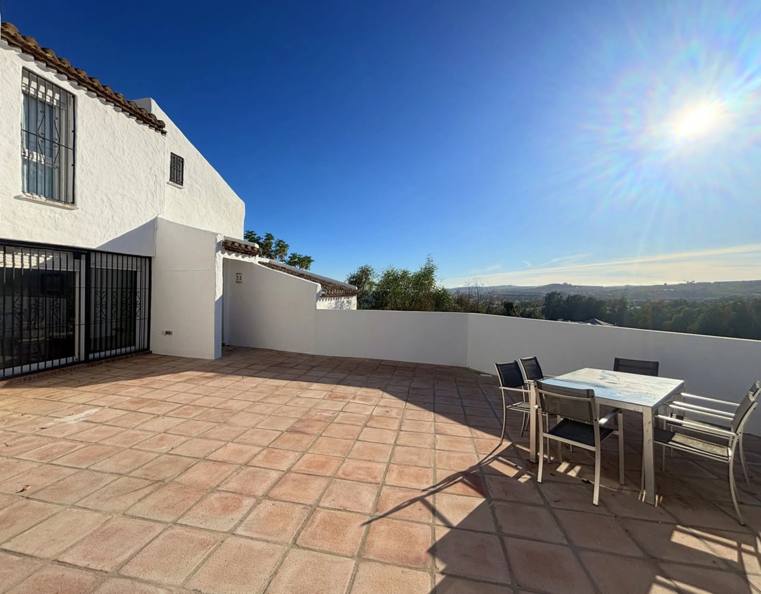 CHARMING SEMI-DETACHED HOUSE WITH SPACIOUS TERRACES AND VIEWS OF THE BAY OF CASARES. Privileged location in Casares Costa, just a 7-minute walk from the beach, in a peaceful and well-connected area, perfect for those seeking tranquility and proximity to t