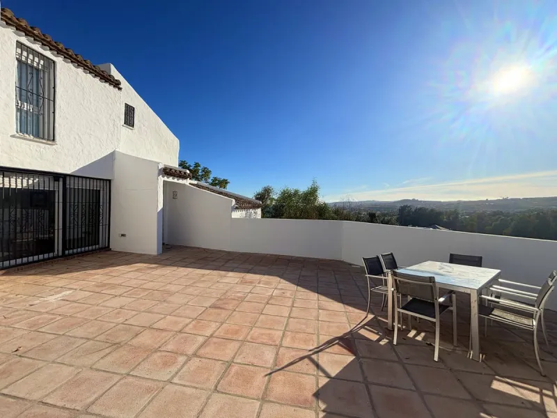 CHARMING SEMI-DETACHED HOUSE WITH SPACIOUS TERRACES AND VIEWS OF THE BAY OF CASARES. Privileged location in Casares Costa, just a 7-minute walk from the beach, in a peaceful and well-connected area, perfect for those seeking tranquility and proximity to t