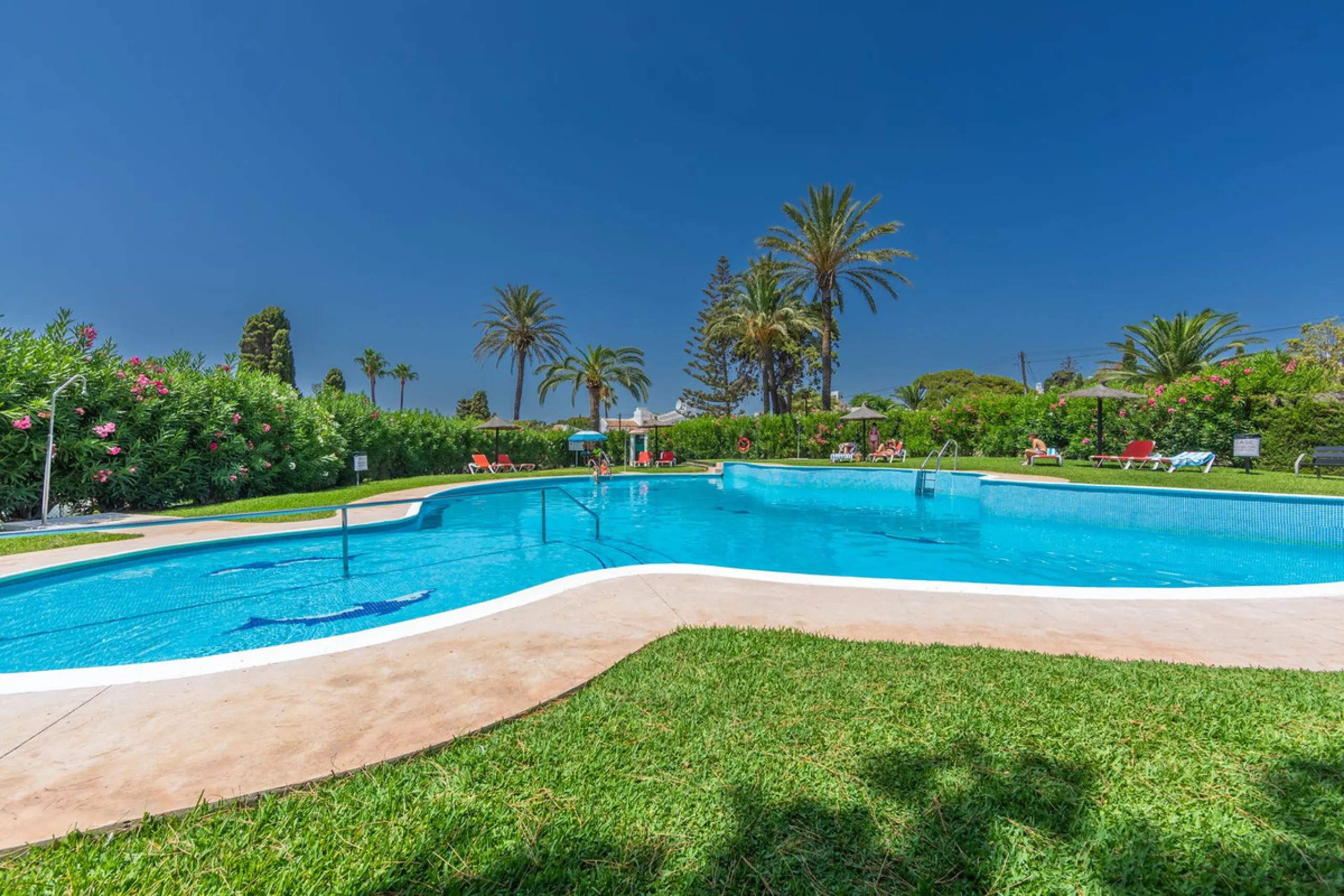 CHARMING SEMI-DETACHED HOUSE WITH SPACIOUS TERRACES AND VIEWS OF THE BAY OF CASARES. Privileged location in Casares Costa, just a 7-minute walk from the beach, in a peaceful and well-connected area, perfect for those seeking tranquility and proximity to t