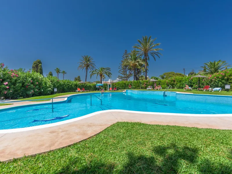 CHARMING SEMI-DETACHED HOUSE WITH SPACIOUS TERRACES AND VIEWS OF THE BAY OF CASARES. Privileged location in Casares Costa, just a 7-minute walk from the beach, in a peaceful and well-connected area, perfect for those seeking tranquility and proximity to t