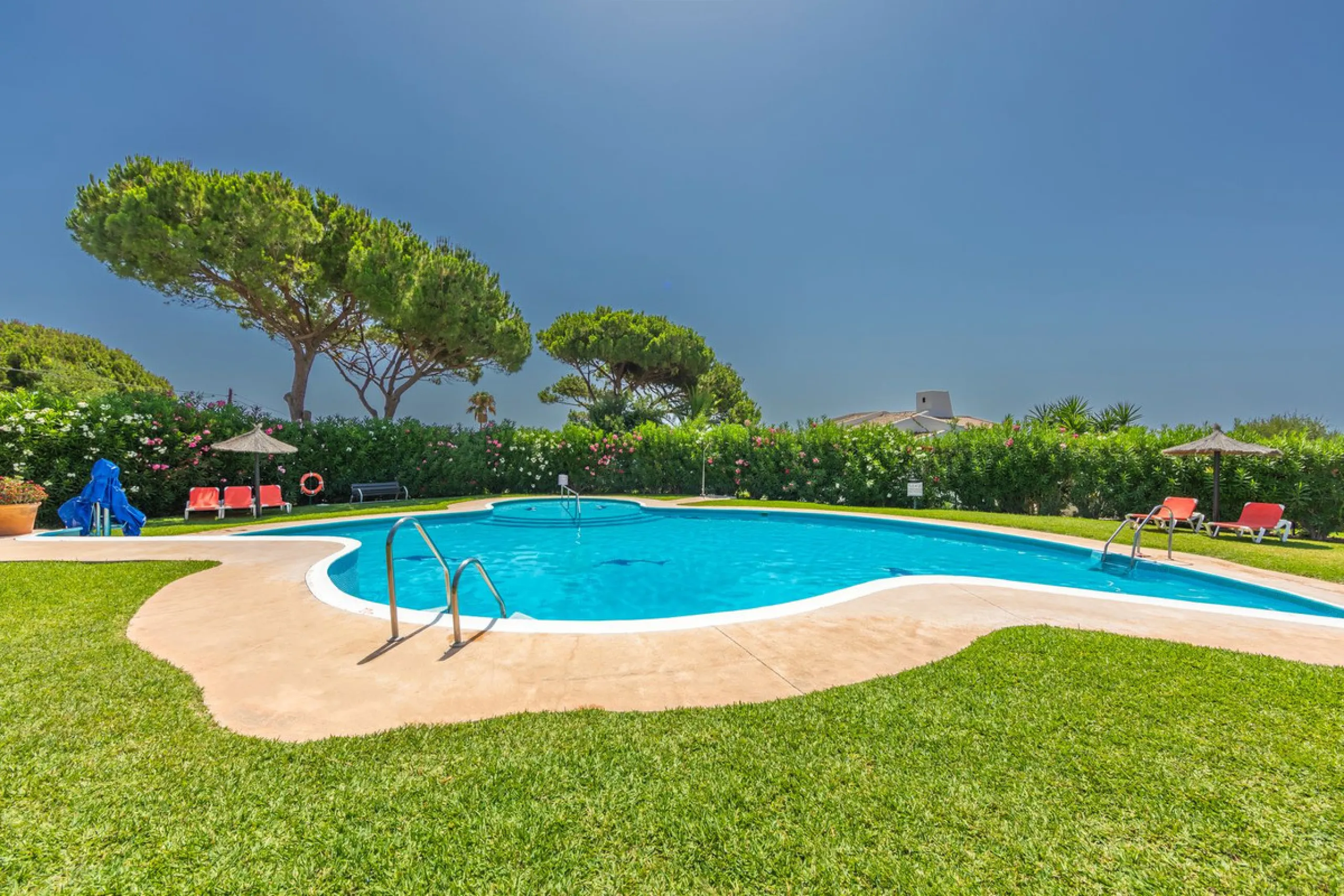 CHARMING SEMI-DETACHED HOUSE WITH SPACIOUS TERRACES AND VIEWS OF THE BAY OF CASARES. Privileged location in Casares Costa, just a 7-minute walk from the beach, in a peaceful and well-connected area, perfect for those seeking tranquility and proximity to t