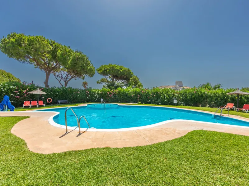 CHARMING SEMI-DETACHED HOUSE WITH SPACIOUS TERRACES AND VIEWS OF THE BAY OF CASARES. Privileged location in Casares Costa, just a 7-minute walk from the beach, in a peaceful and well-connected area, perfect for those seeking tranquility and proximity to t