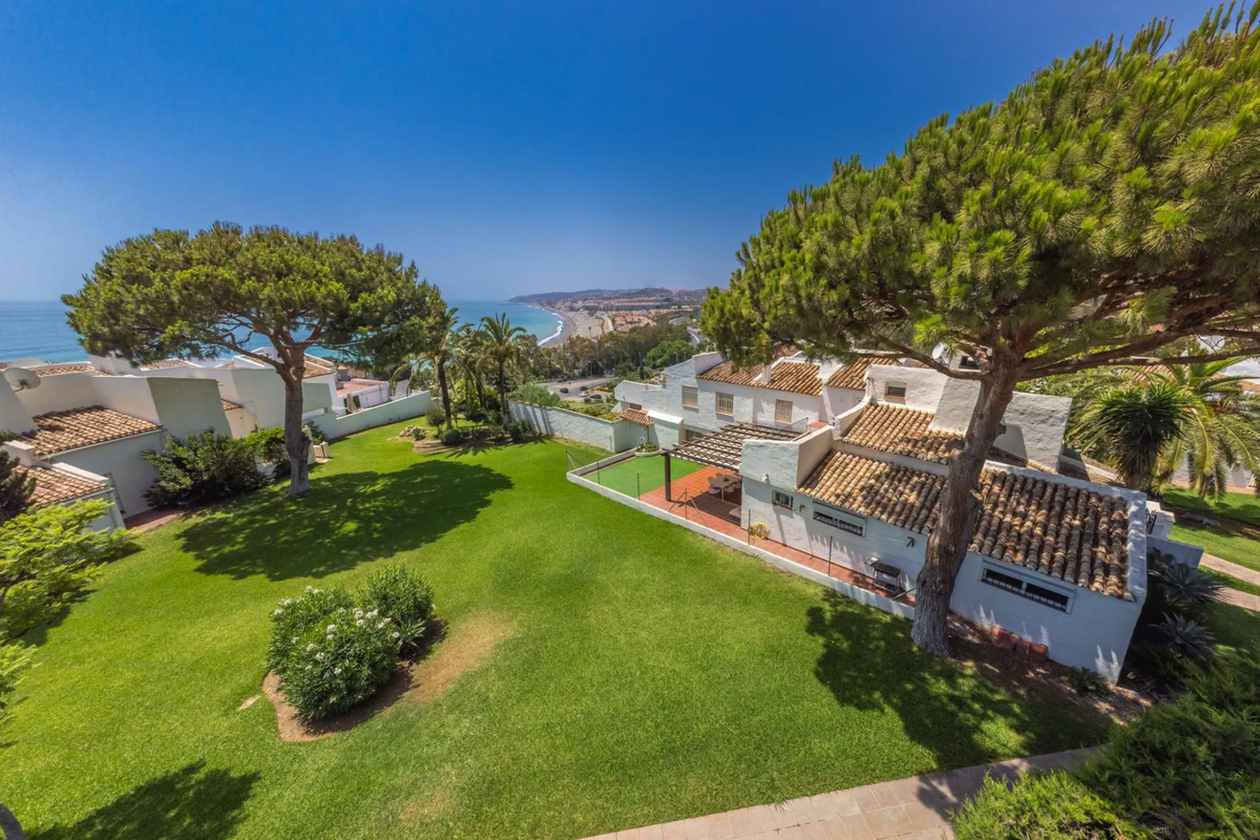CHARMING SEMI-DETACHED HOUSE WITH SPACIOUS TERRACES AND VIEWS OF THE BAY OF CASARES. Privileged location in Casares Costa, just a 7-minute walk from the beach, in a peaceful and well-connected area, perfect for those seeking tranquility and proximity to t