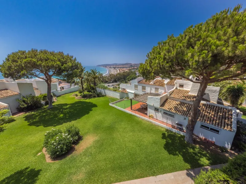 CHARMING SEMI-DETACHED HOUSE WITH SPACIOUS TERRACES AND VIEWS OF THE BAY OF CASARES. Privileged location in Casares Costa, just a 7-minute walk from the beach, in a peaceful and well-connected area, perfect for those seeking tranquility and proximity to t