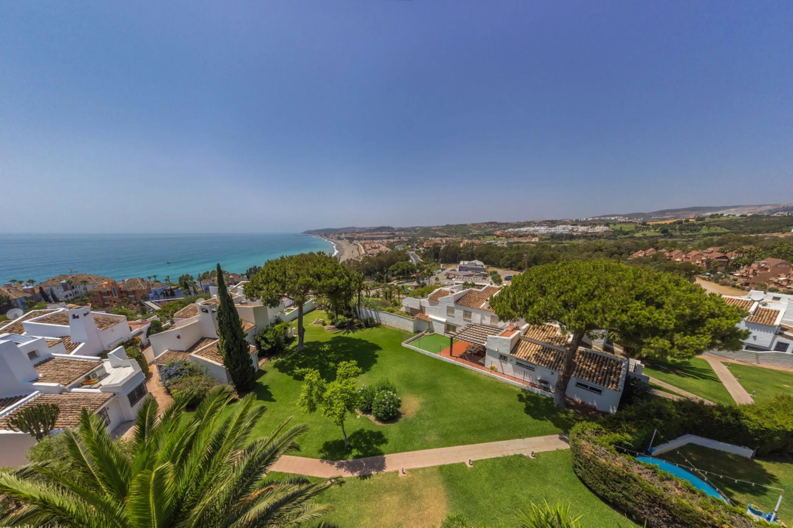 CHARMING SEMI-DETACHED HOUSE WITH SPACIOUS TERRACES AND VIEWS OF THE BAY OF CASARES. Privileged location in Casares Costa, just a 7-minute walk from the beach, in a peaceful and well-connected area, perfect for those seeking tranquility and proximity to t