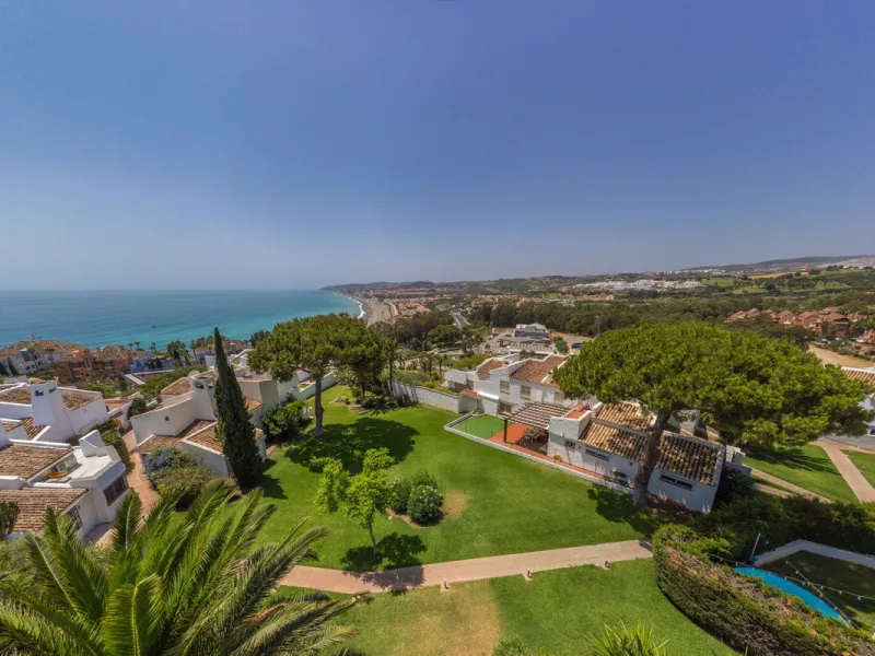 CHARMING SEMI-DETACHED HOUSE WITH SPACIOUS TERRACES AND VIEWS OF THE BAY OF CASARES. Privileged location in Casares Costa, just a 7-minute walk from the beach, in a peaceful and well-connected area, perfect for those seeking tranquility and proximity to t