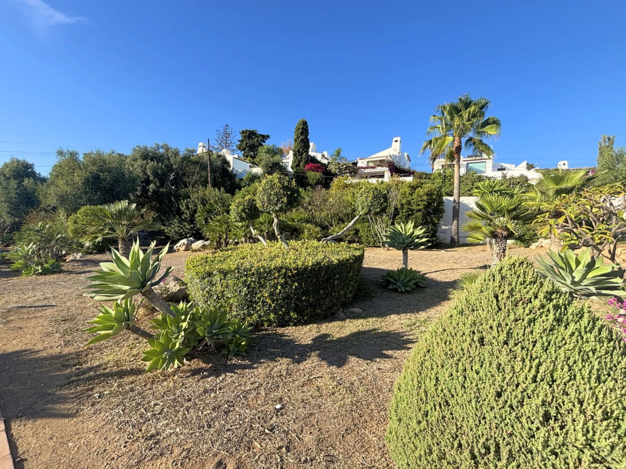 CHARMING SEMI-DETACHED HOUSE WITH SPACIOUS TERRACES AND VIEWS OF THE BAY OF CASARES. Privileged location in Casares Costa, just a 7-minute walk from the beach, in a peaceful and well-connected area, perfect for those seeking tranquility and proximity to t