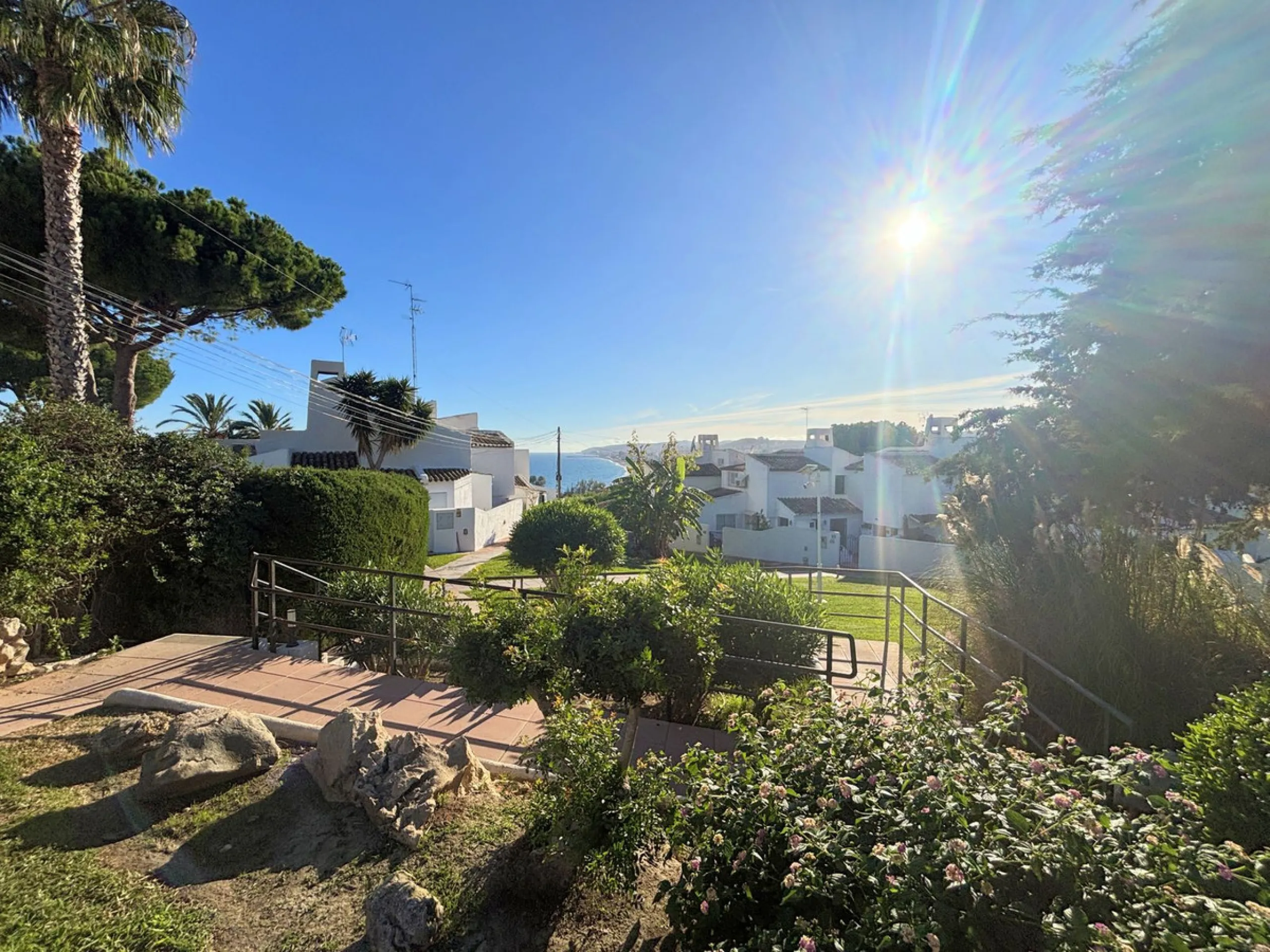 CHARMING SEMI-DETACHED HOUSE WITH SPACIOUS TERRACES AND VIEWS OF THE BAY OF CASARES. Privileged location in Casares Costa, just a 7-minute walk from the beach, in a peaceful and well-connected area, perfect for those seeking tranquility and proximity to t