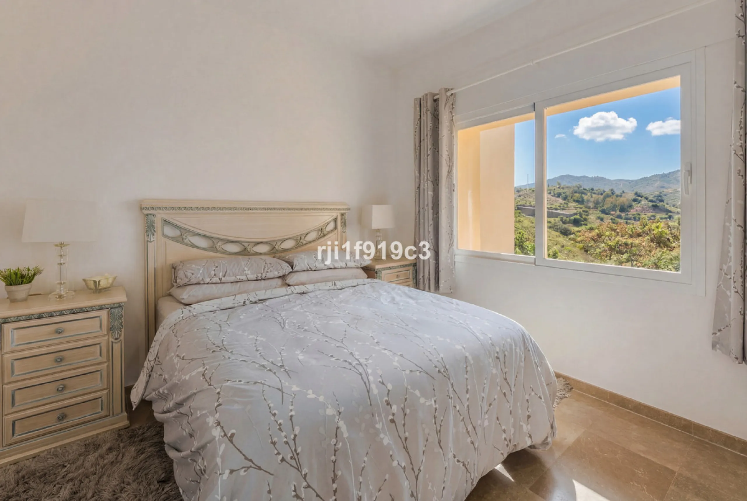 Wunderbares Apartment in der renommierten Wohnanlage Elviria Hills, einer der exklusivsten und begehrtesten Lagen im Osten von Marbella. Dieses elegante Apartment mit 103 m² zeichnet sich durch Großzügigkeit, Helligkeit und ein unvergleichliches Qualitätsniveau aus