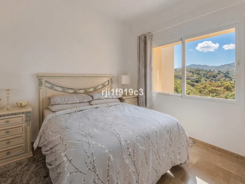 Wunderbares Apartment in der renommierten Wohnanlage Elviria Hills, einer der exklusivsten und begehrtesten Lagen im Osten von Marbella. Dieses elegante Apartment mit 103 m² zeichnet sich durch Großzügigkeit, Helligkeit und ein unvergleichliches Qualitätsniveau aus