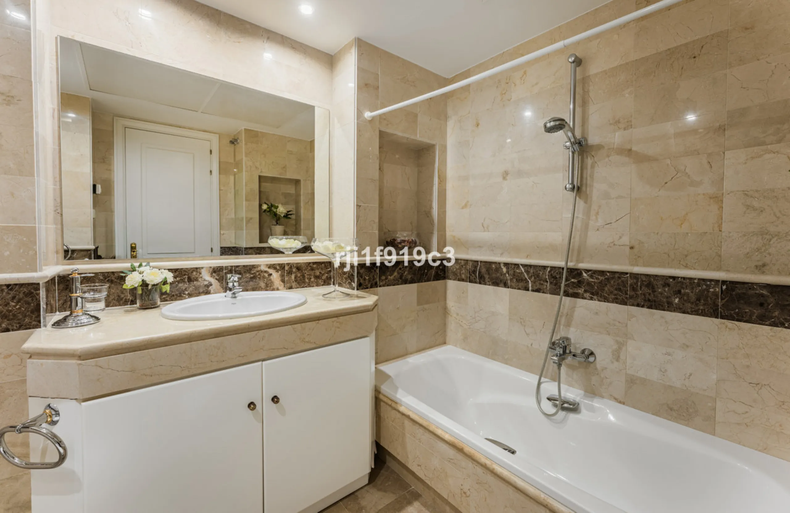 Wunderbares Apartment in der renommierten Wohnanlage Elviria Hills, einer der exklusivsten und begehrtesten Lagen im Osten von Marbella. Dieses elegante Apartment mit 103 m² zeichnet sich durch Großzügigkeit, Helligkeit und ein unvergleichliches Qualitätsniveau aus
