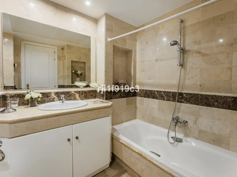 Wunderbares Apartment in der renommierten Wohnanlage Elviria Hills, einer der exklusivsten und begehrtesten Lagen im Osten von Marbella. Dieses elegante Apartment mit 103 m² zeichnet sich durch Großzügigkeit, Helligkeit und ein unvergleichliches Qualitätsniveau aus