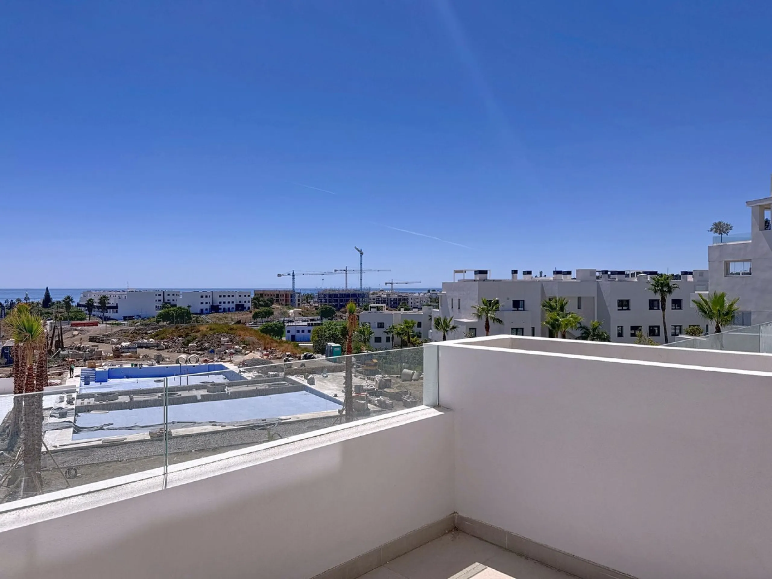 Apartment - Middle Floor Apartment в продаже в Estepona, Málaga. В доме 2 спален и 2 ванных комнат. Площадь дома 151 м²
