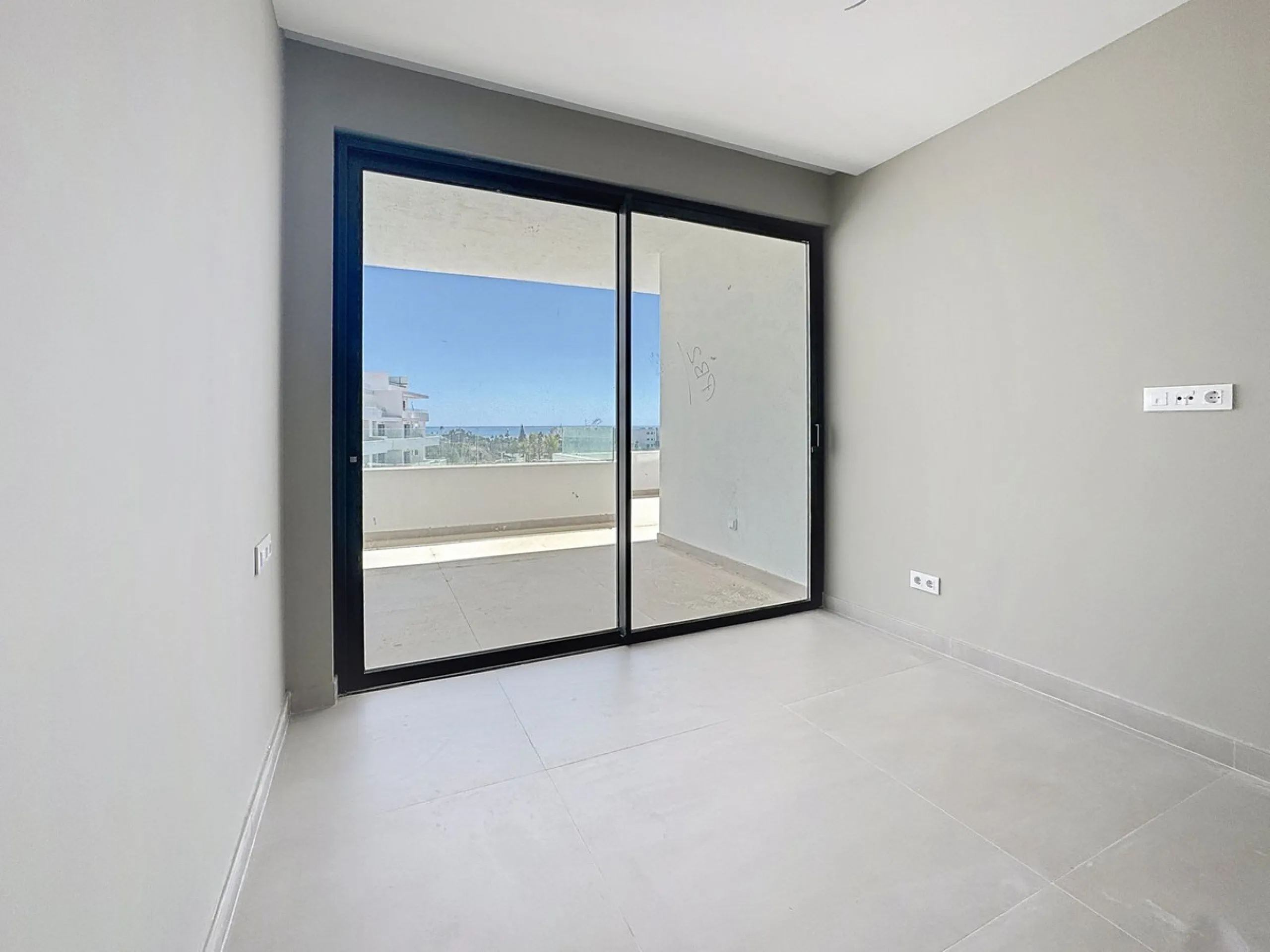 Apartment - Middle Floor Apartment в продаже в Estepona, Málaga. В доме 2 спален и 2 ванных комнат. Площадь дома 151 м²
